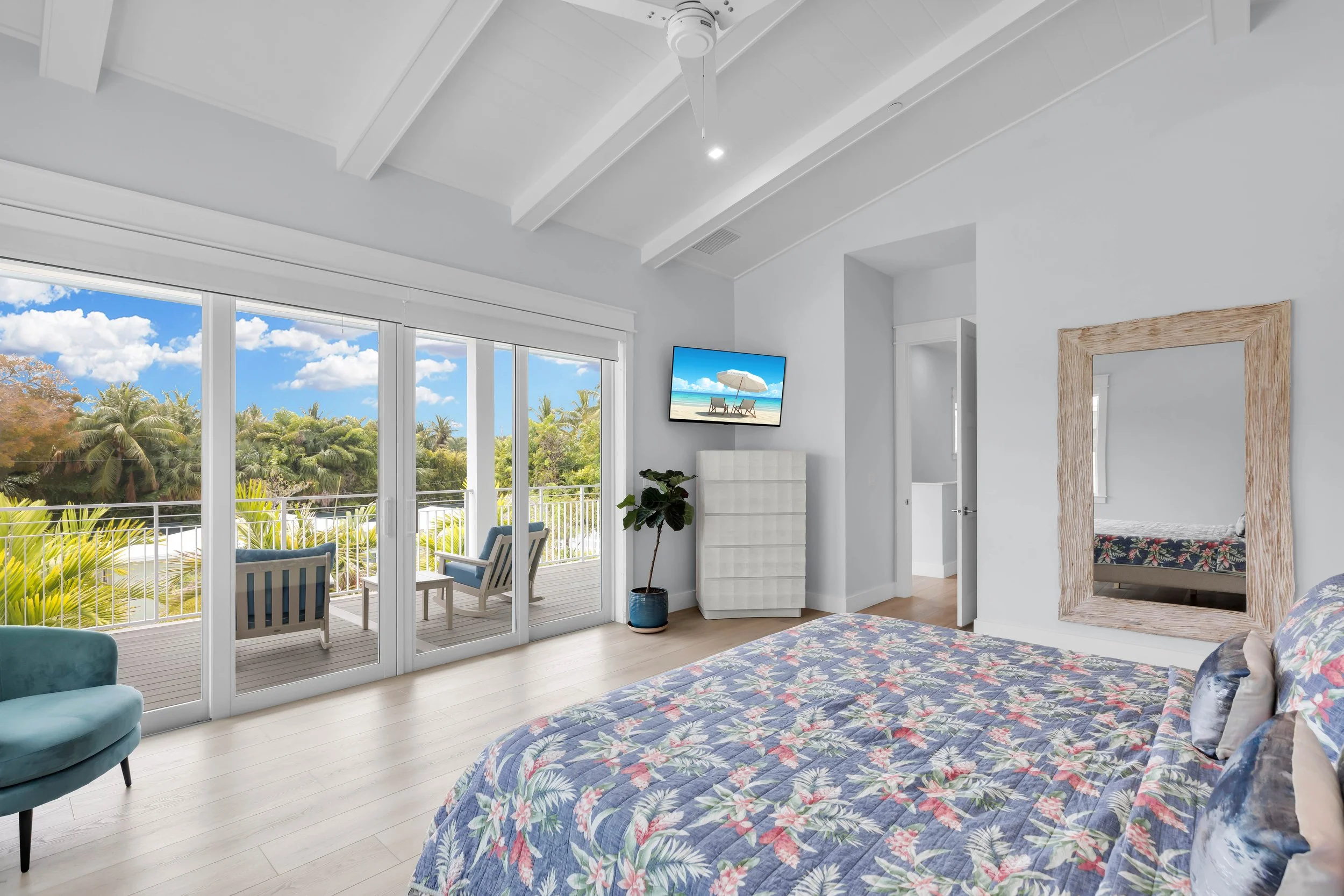 Master Bedroom (second floor) - King bed