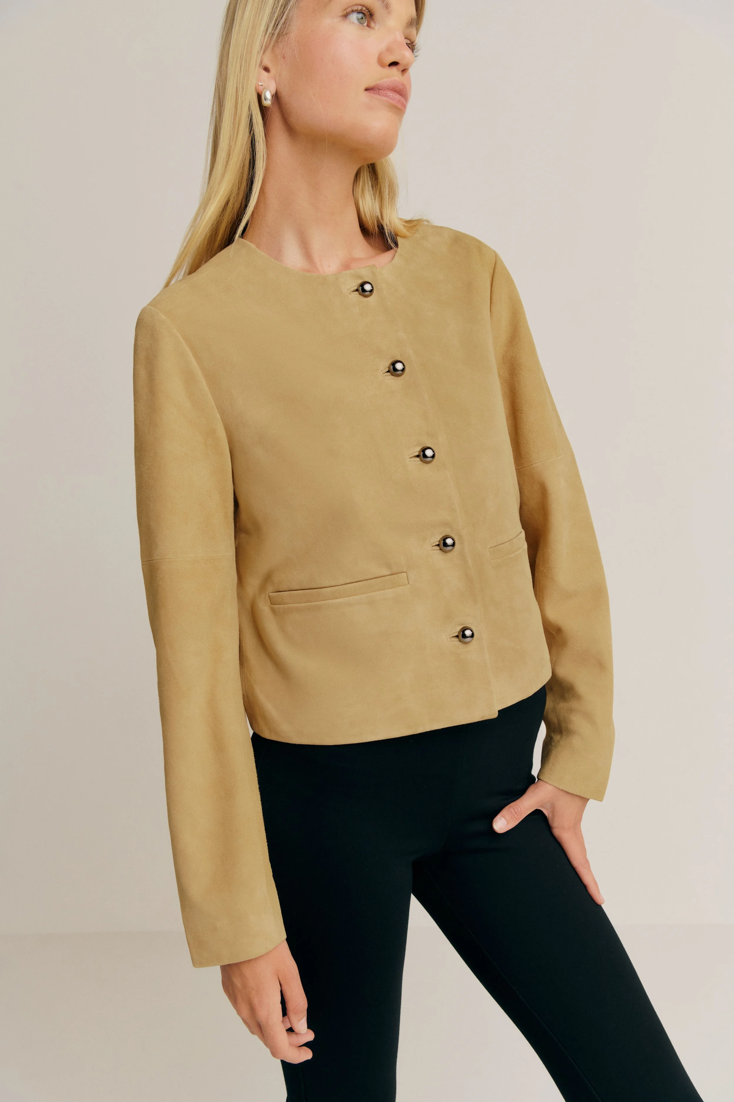 2024_07_30_VEDA_REED_JACKET.1316145.PARMESAN_SUEDE_047.jpg