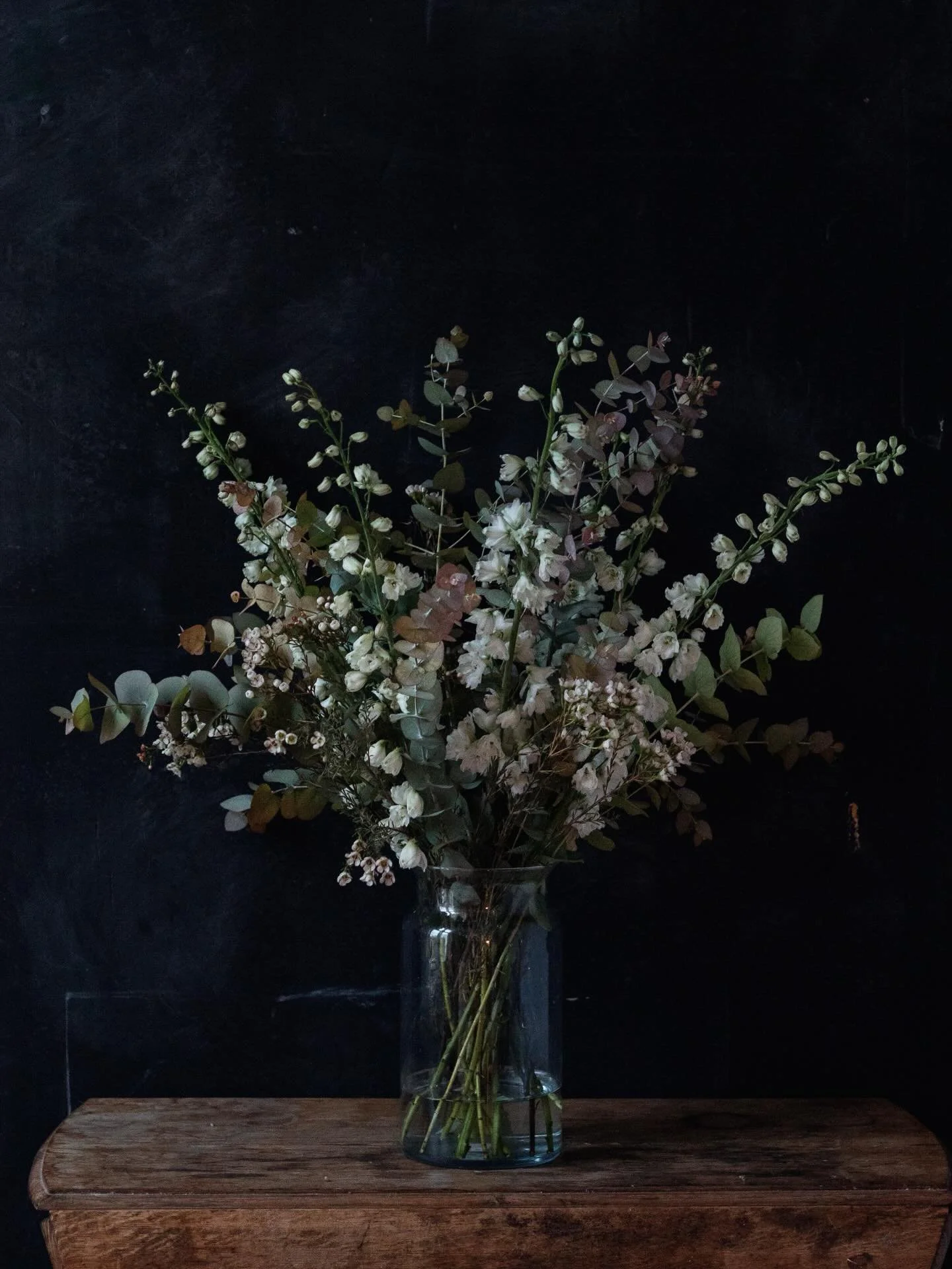 This week&rsquo;s bouquet arrives wrapped in the quiet of winter: soft, snowy tones with eucalyptus as the leading note, cool and cleansing. A bouquet for deep breaths, slow evenings, and the subtle beauty that reveals itself when the world becomes s