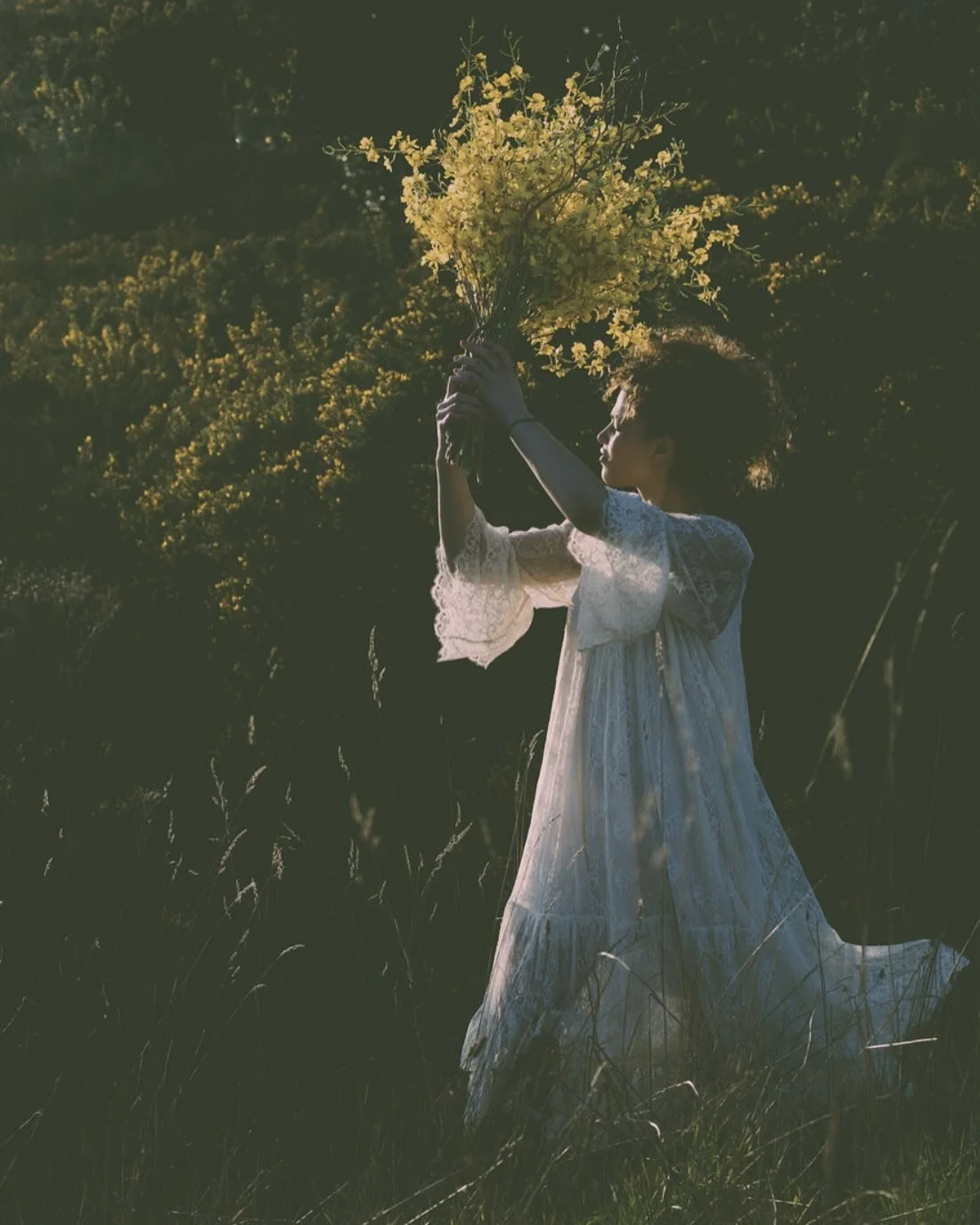 The simplicity of holding just one kind of flower, in one radiant colour, becomes a gentle ceremony #botanicalstyling #wellbeing #selondon #forsythia