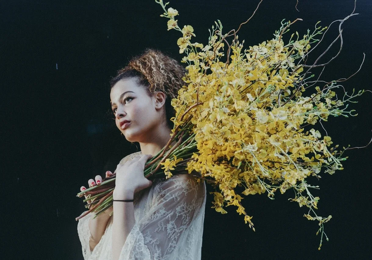 There&rsquo;s a quiet, potent magic in simplicity. A bouquet composed of a single type of flower, all in one colour, offers a sense of harmony and clarity that speaks directly to the soul.

Single-flower, monochromatic bouquets create a focused energ