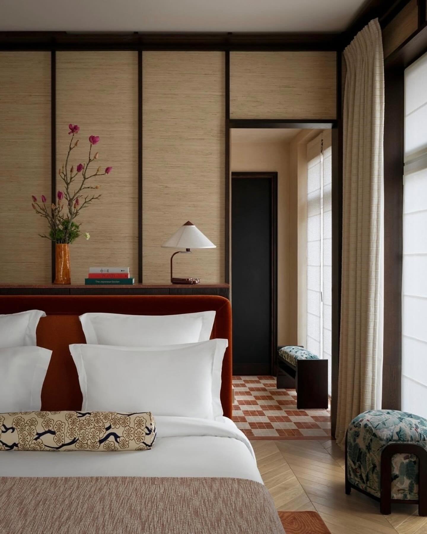Lorsque l&rsquo;on allie plusieurs influences d&eacute;co du monde dans une m&ecirc;me pi&egrave;ce et que le tout devient une harmonie parfaite 🌞

@lauragonzalezofficiel 

#interiordesign #lille #fengshui #bedroomdesign #chambre #decodinterieur #de