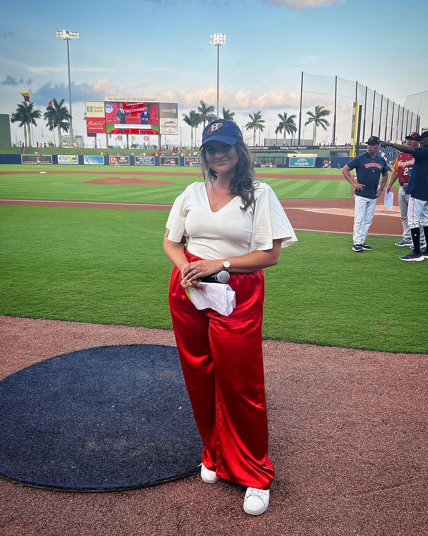 Let&rsquo;s work a @wbcbaseball game [Part ☝️].
.
Emceeing my favorite sporting event was a dream come true during Spring Training (repping the @astros while hosting @mlbvenezuela QUEEEE) but these pics weren&rsquo;t even my favorite part, part ✌️com