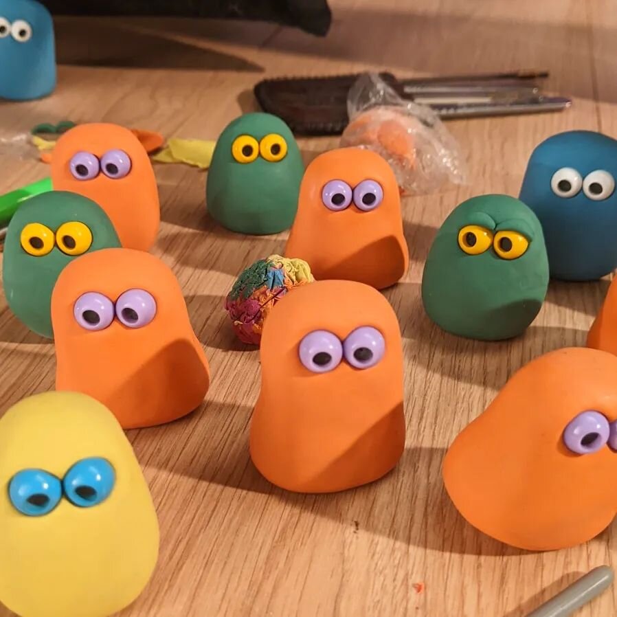 The nice thing about animating with replacements is having a little crowd of creatures amass at the edge of set, watching you animate...👀 Watch The Very Small Creatures on @skykids_ &amp; @nowtv
@lucyizzarddraws @aardmananimations @amazingmorph #ver