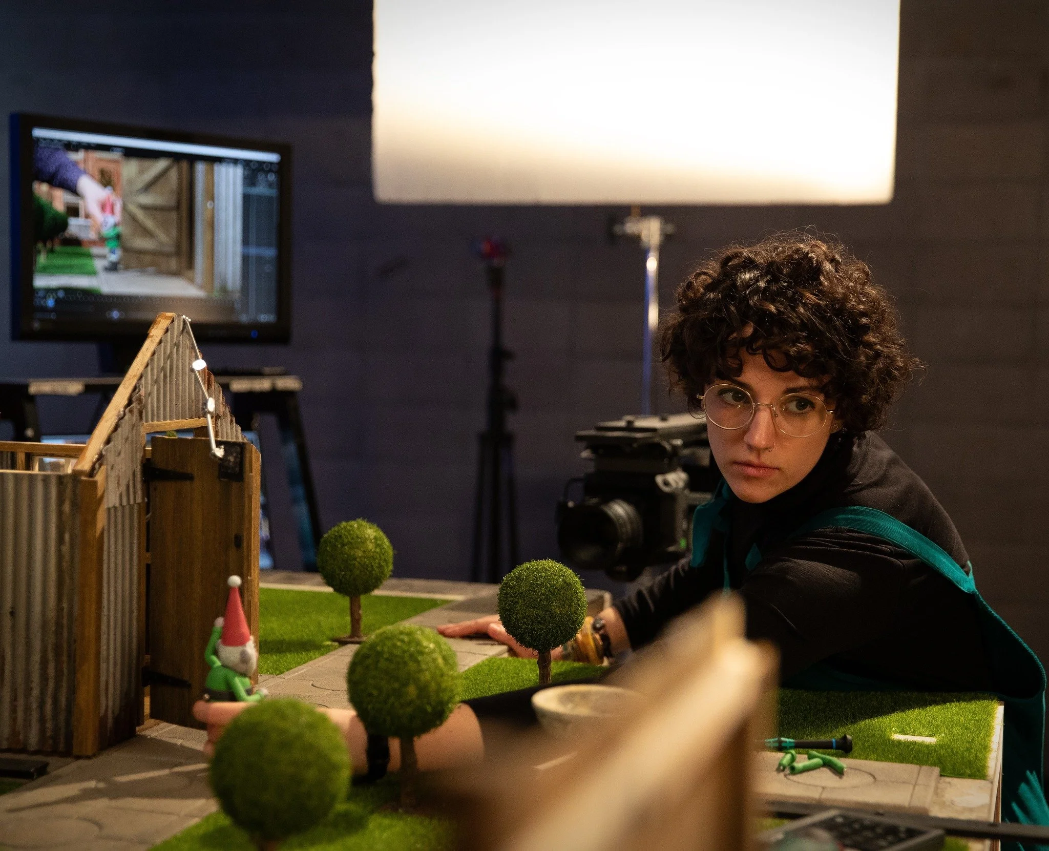 Like tending a beautiful garden, stop motion animation takes a lot of love &amp; dedication 🌳 I loved animating this sequence where the nefarious Norbots conspired to trap Gromit in the shed 🌻 On the right of this pic you can see some of the differ