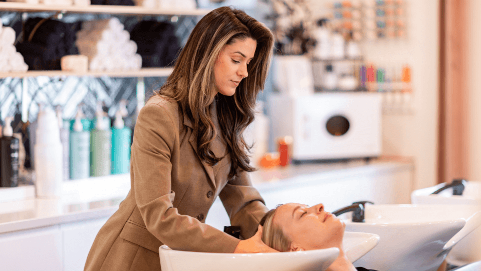 Coiffeuse effectuant un shampoing chez Spazio Design