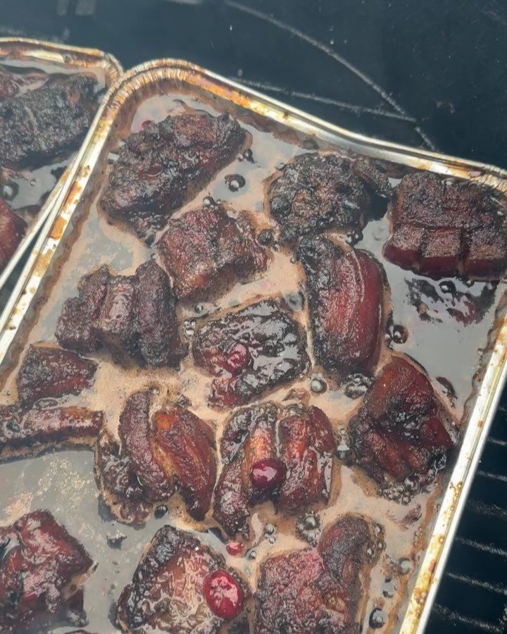Brisket &amp; pork belly burnt ends on the @pitbarrel 🔥 

The first time I&rsquo;ve used charcoal on the PBC and it worked a treat 👌 

#BBQ #UKBBQSchool #LiveFireCooking #Pizza #pizzaoven #OpenFireCooking #delivita #BigGreenEgg #Asado #OFYR #LeedsI