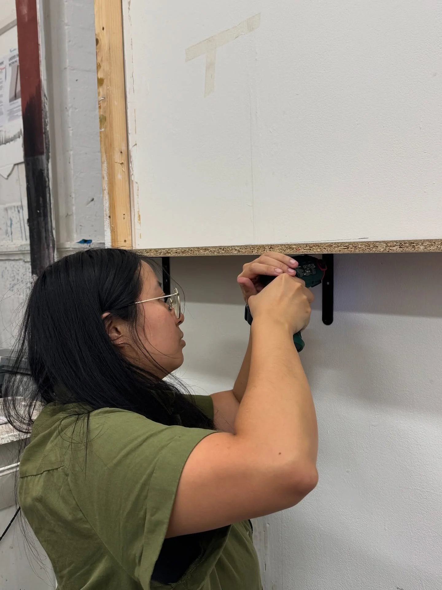 Thank you @_jwsyn for helping a girl fulfil her property brothers dream in the studio! The drying shelf is done for the plaster samples to dry on 👌