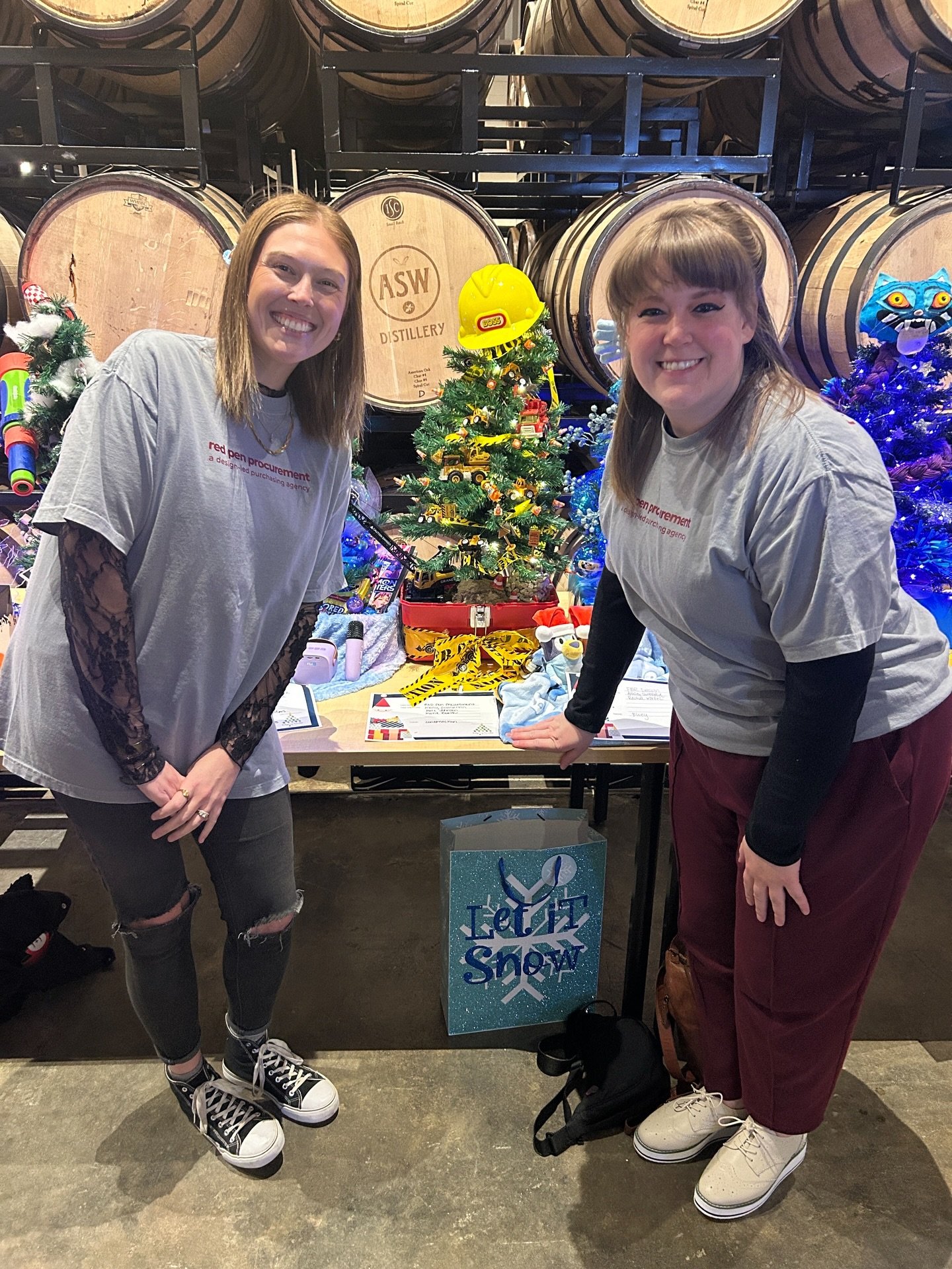 Red Pen got in the spirit with a creative construction-themed tree for this year&rsquo;s CHOA tree for the Helping Hands event with @jjflooringatl! 🚧🎄👷&zwj;♀️

Our team loved seeing all the creative Christmas trees and supporting a cause that make