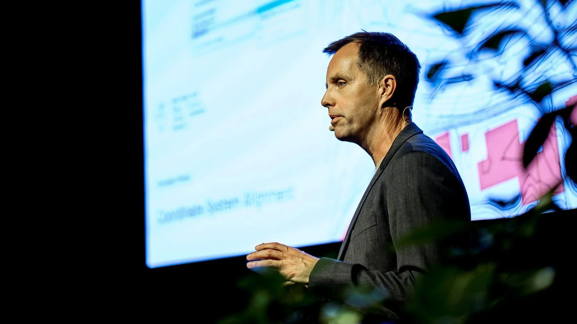 Graabæk ordstyrer på ny AI-konference 