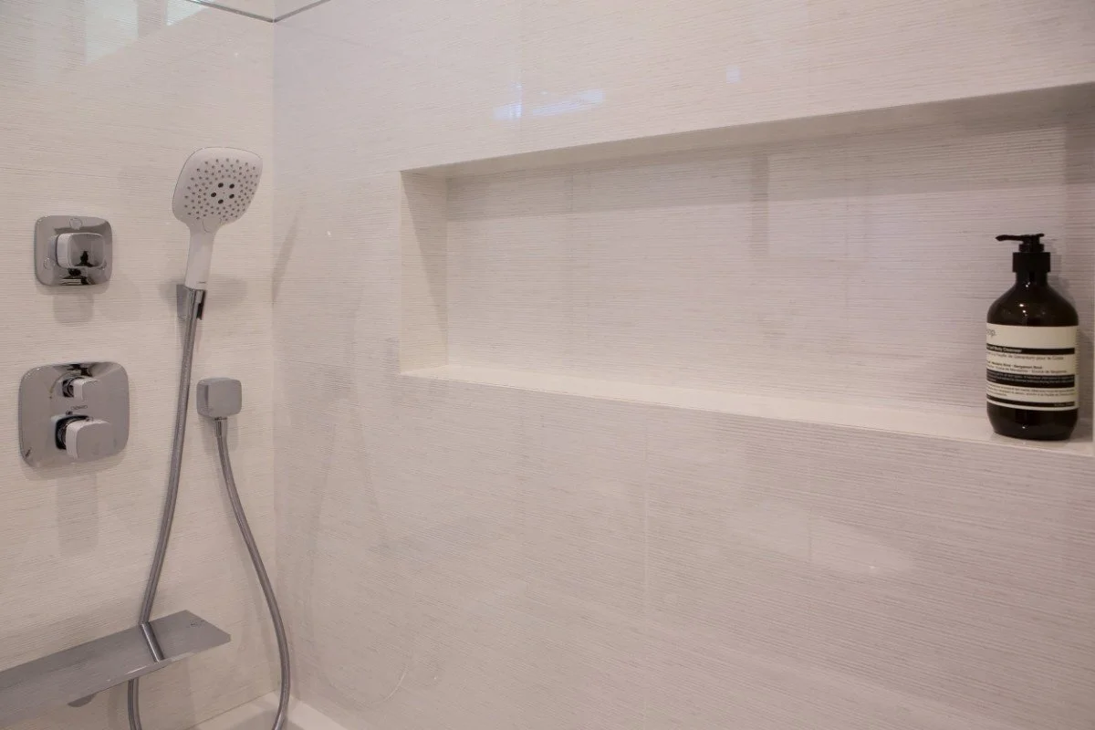 1_OverlandRemodelingtwinbathrooms025_compressed (1).jpg