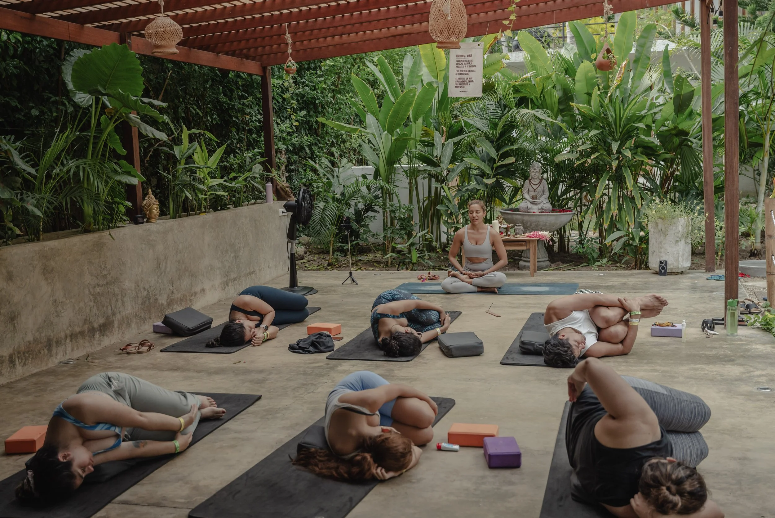 grupo de empresa practicando yoga