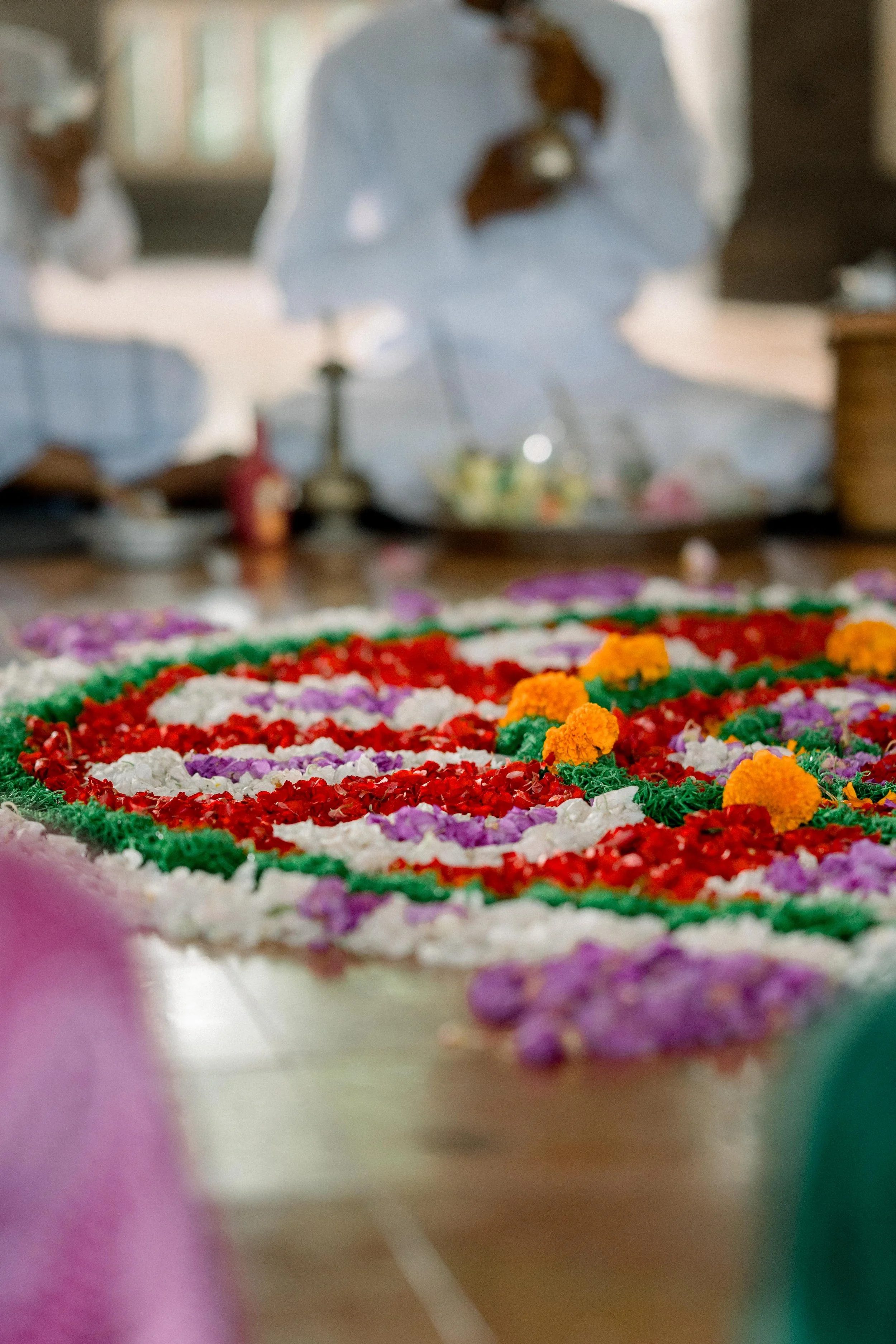 Mandala de flores en ceremonia en Bali