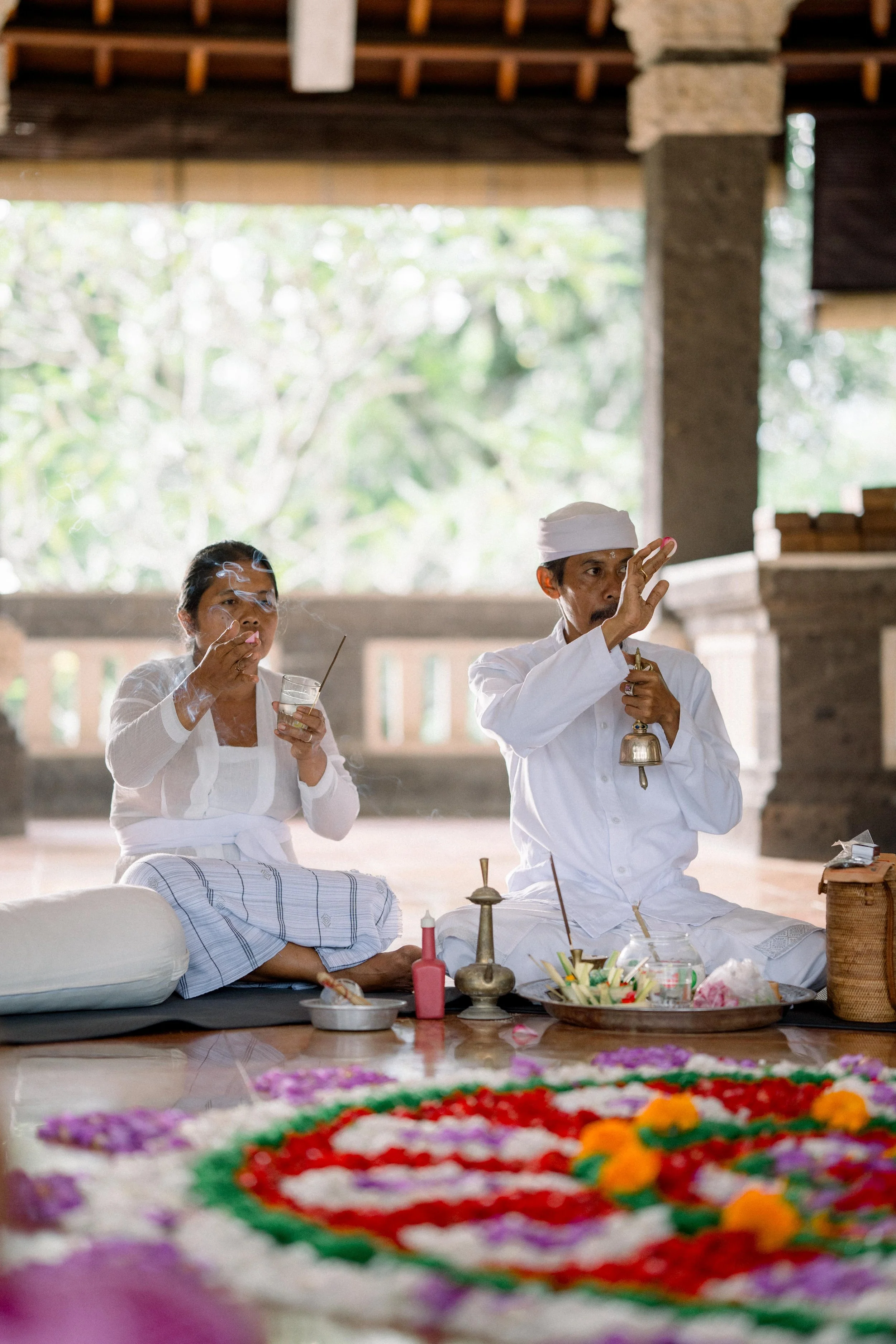 Ceremonia espiritual tradicional en Bali con sacerdote Balines