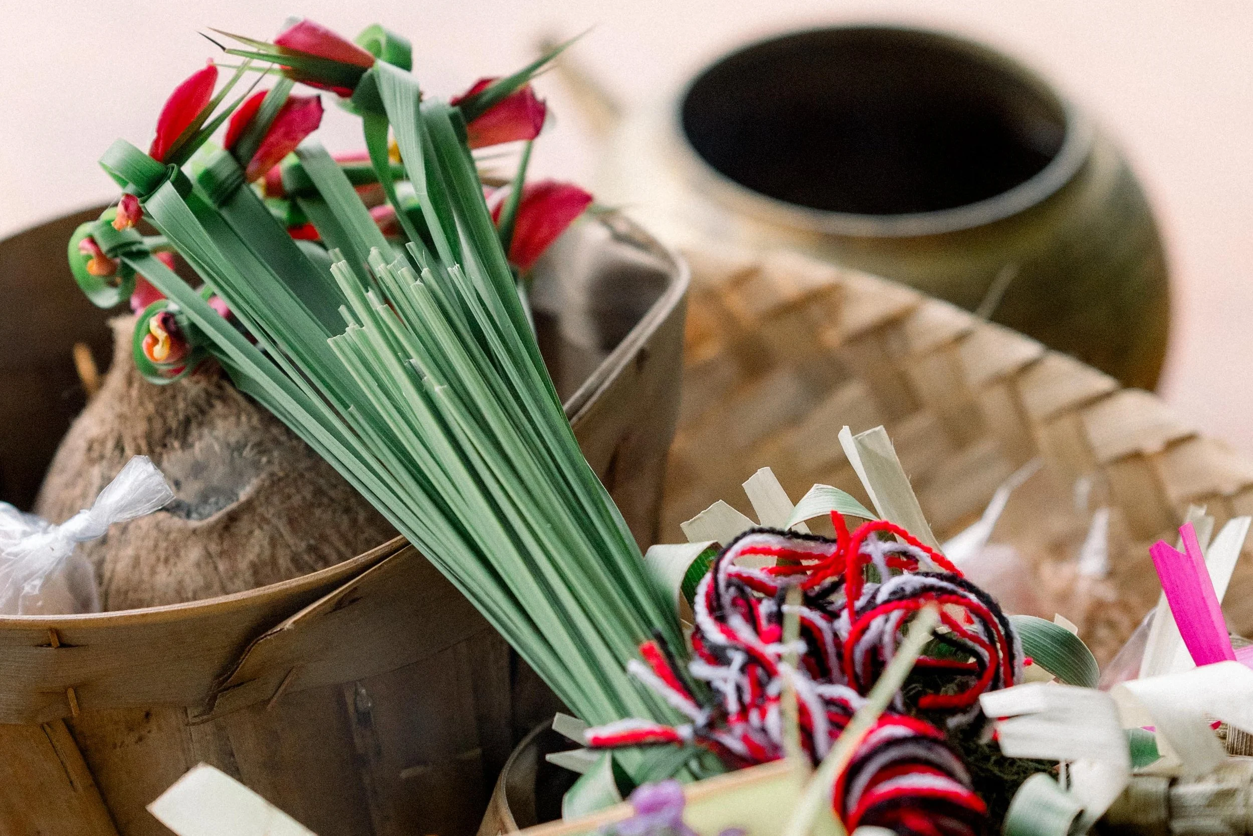 canasta balinesa tradicional y pulseras