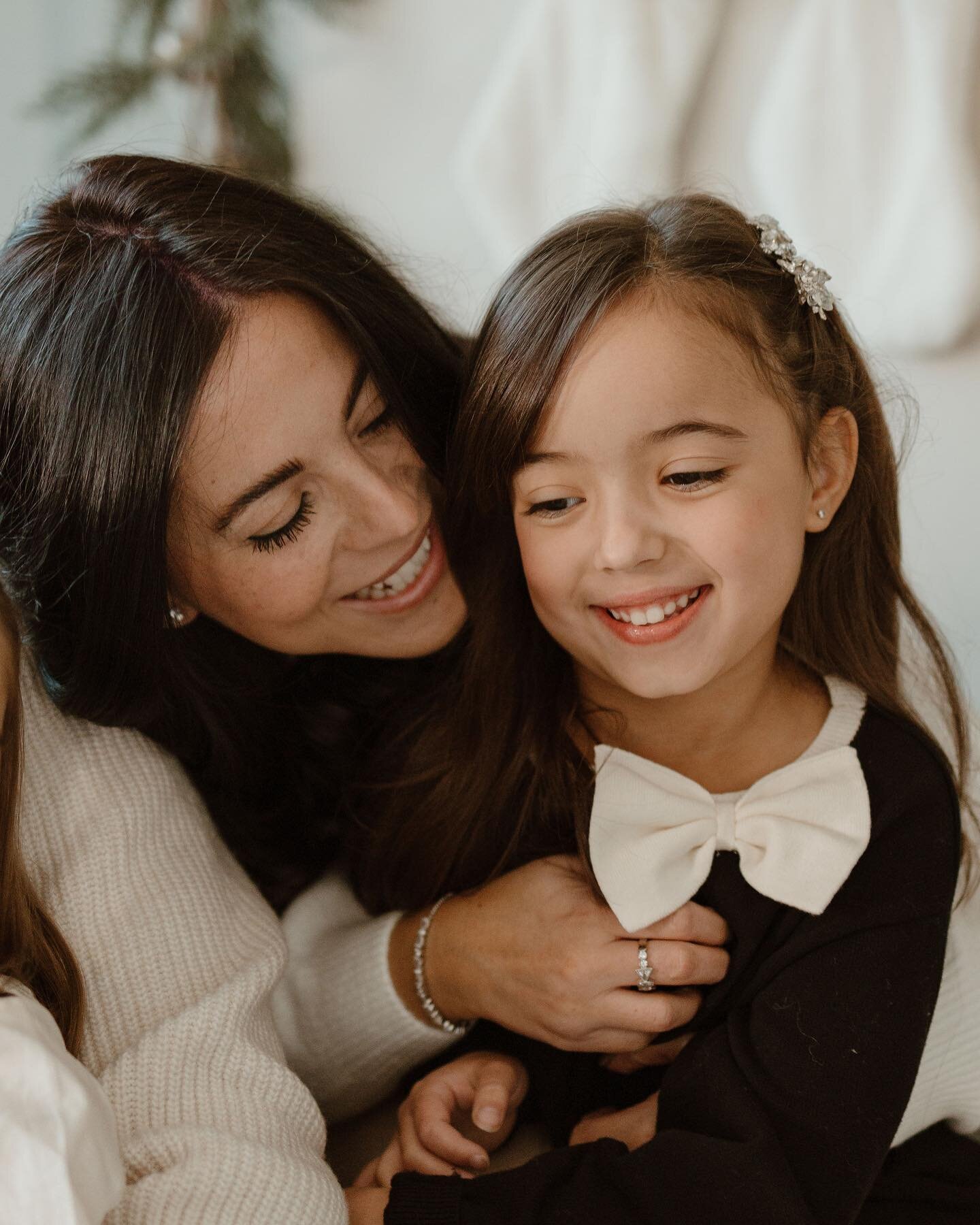 some family magic created in Melrose ❣️ 

photos by @kristencoylephotography 

#creativephotographynetwork #christmasphotosession #galtlove #naturallightstudiophotography #naturallightstudio #photostudios #videographystudio #studioforphotography #pho