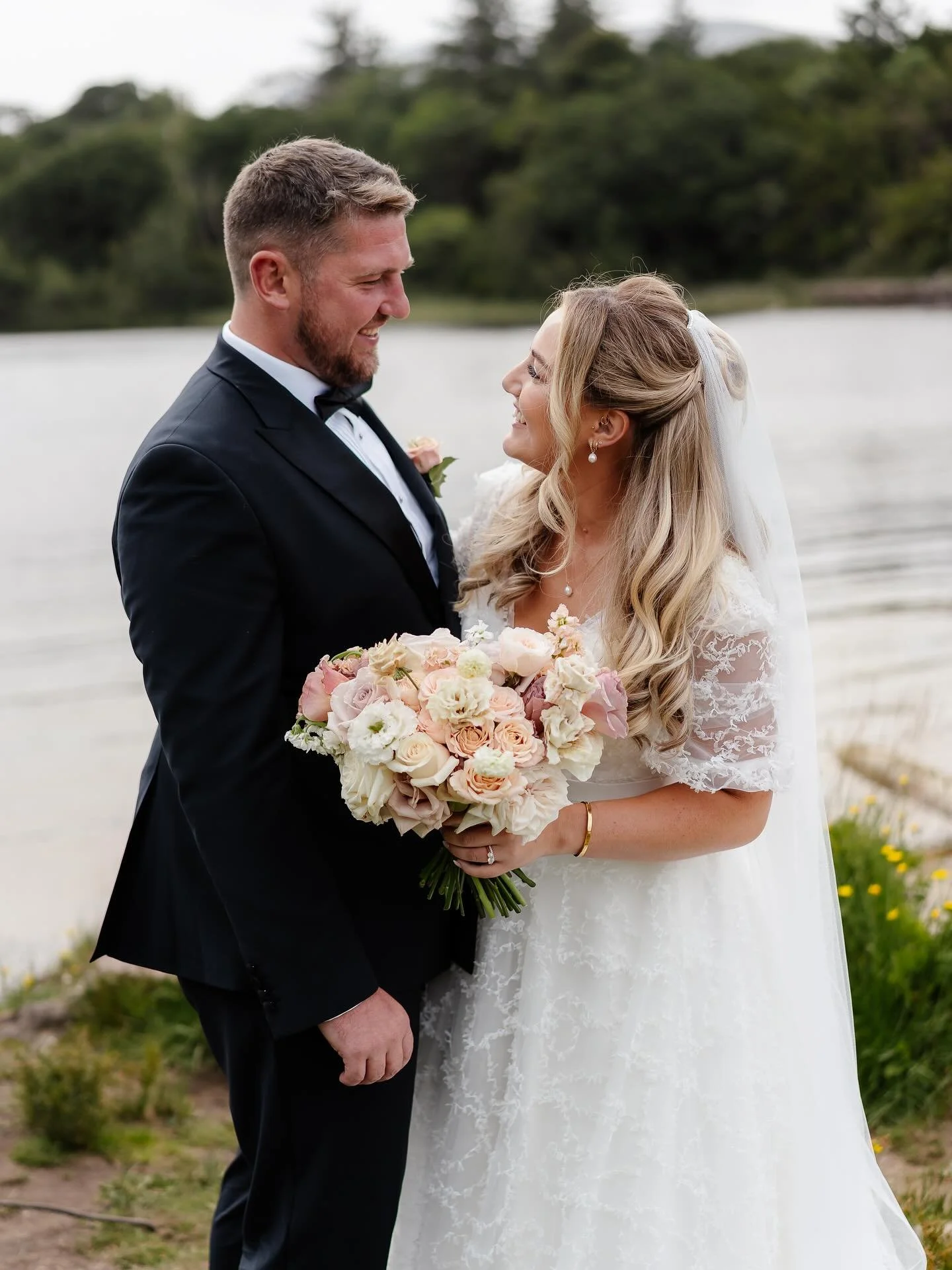 Imagine getting married in the heart of stunning national park in Ireland ☘️ ✨

There&rsquo;s something about Killarney National Park that feels straight out of a fairytale&hellip;misty mountains (although the sun made surprise appearances all day!) 