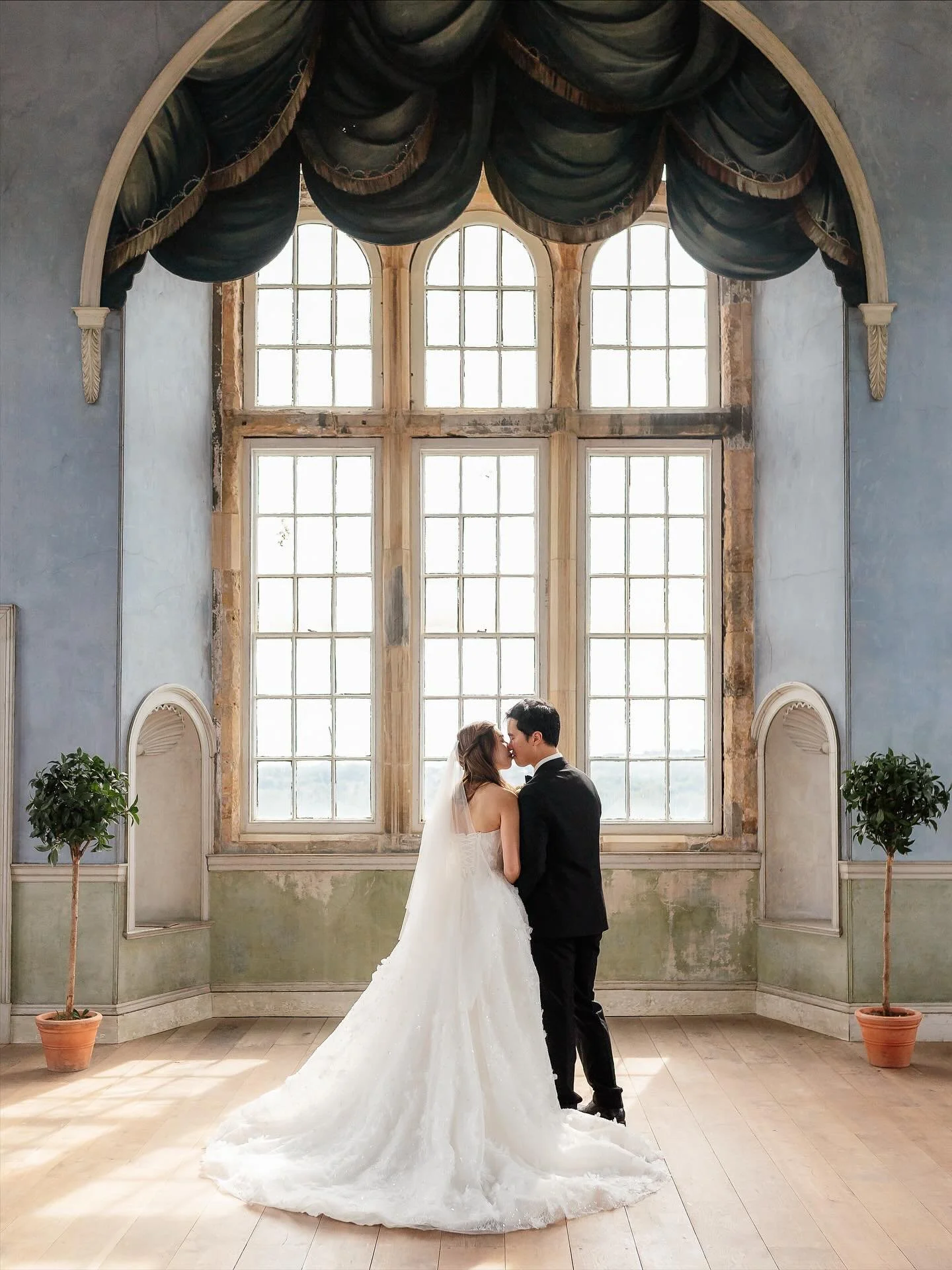 Feels like a fairytale ✨

Henry and Natalie&rsquo;s beautiful wedding at @wollatonhall felt super ethereal and magical, especially heading up the tiny stone steps in a turret to reach the Prospect room for these portraits. The perfect place for danci