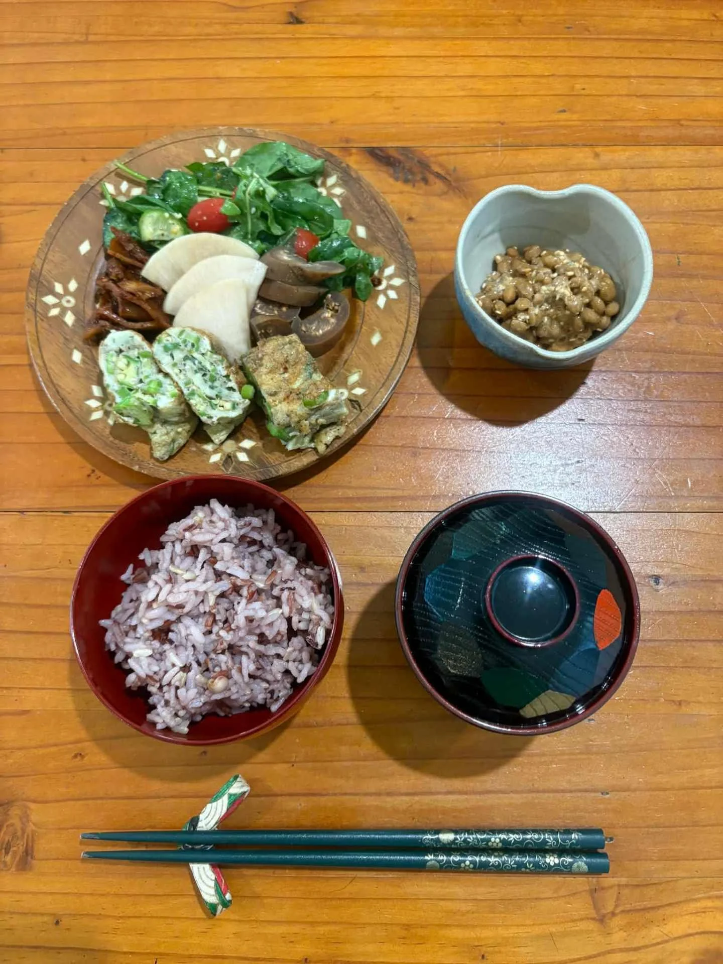 A quiet kind of nourishment 🌿

This weekend, I cooked a traditional Japanese meal using seasonal, local produce, guided by a dear friend who teaches Japanese cooking and lives this rhythm every week.

Miso soup made with my own fermented miso, kombu