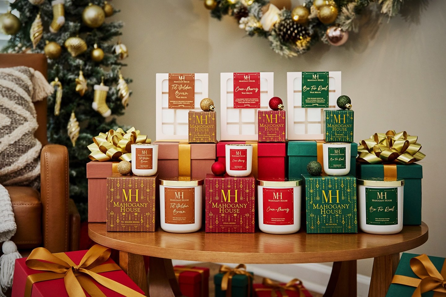 Happy holidays everyone! ☃️🎄

Whether you&rsquo;re spending it with family, friends, or alone getting some well deserved REST, I truly hope that you enjoy your day.

Peace and love! 🎄✌🏾🤗
&bull;
&bull;
&bull;
#nadipstyledit #holidaydecorating #tis