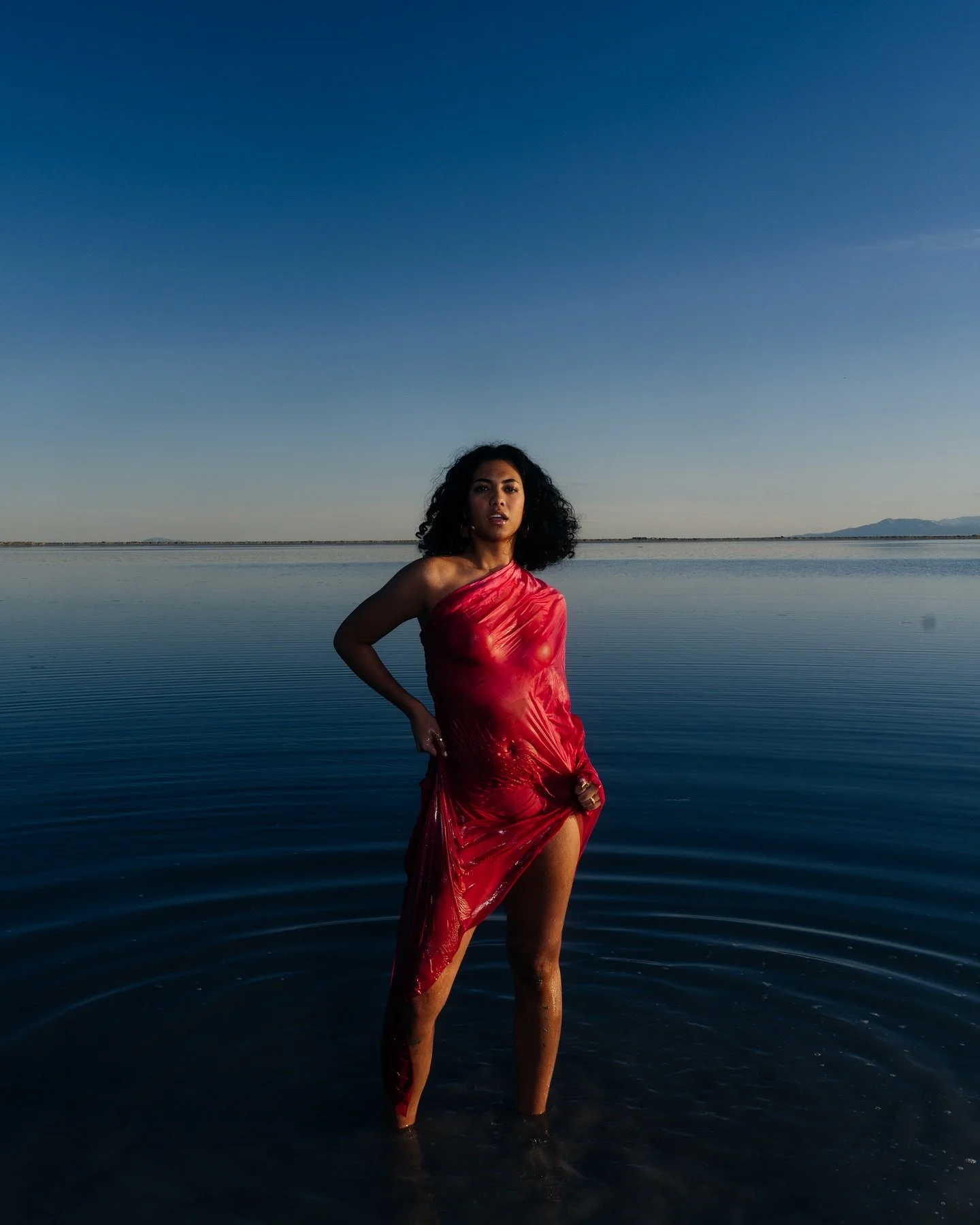 🌝 midnight sun 🌞 

Photographer: @hannahturnerharts 
Model: @sunni_taiese 
Stylist: @lobeynii 

#fashionphotography #swimwear #fashionmodel #tongan #editorialshoot #bonnevillesaltflats