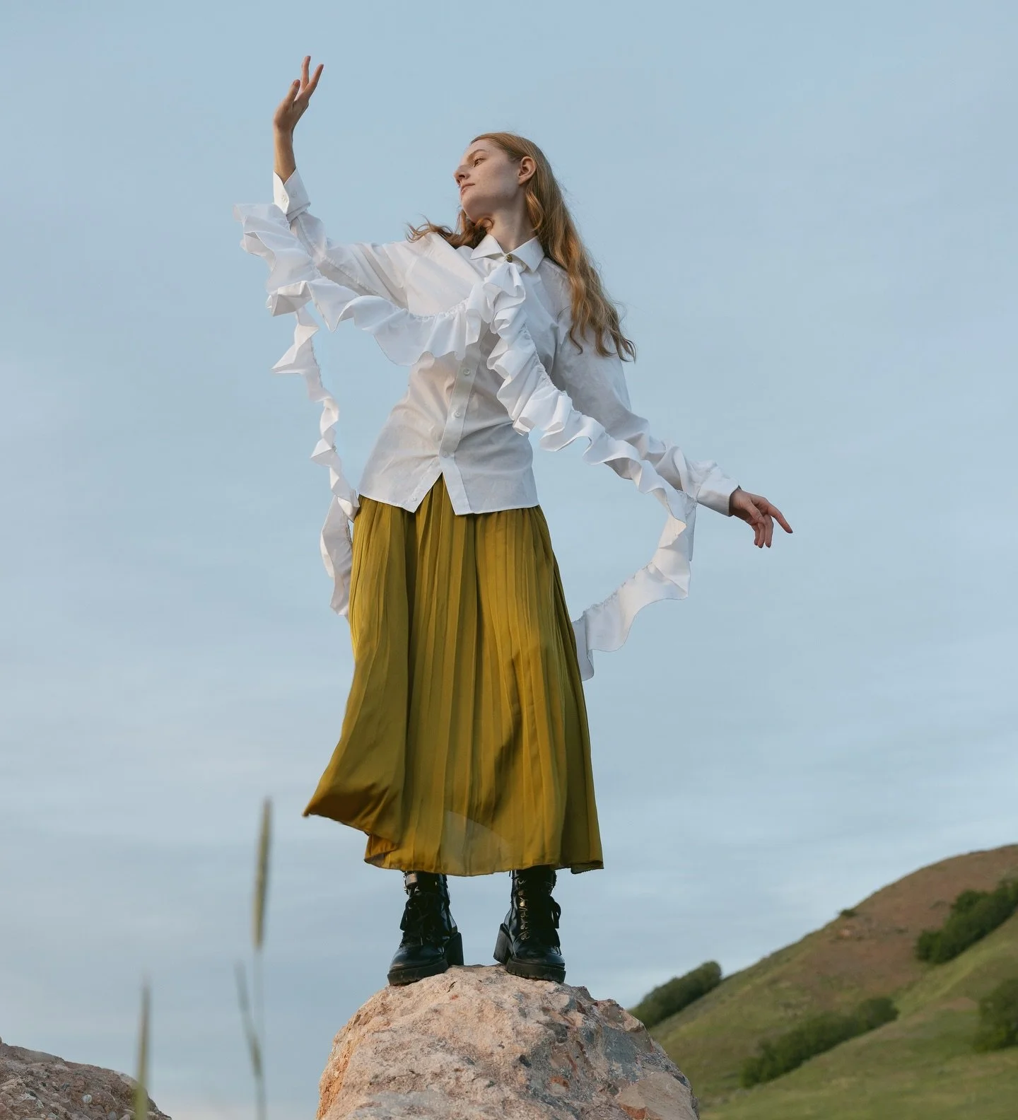 w a n d e r l u x

Photographer: @hannahbethanyphoto 
Designer: @_glamourwave 
Model: @kristyoblimar 
Stylist: @lobeynii