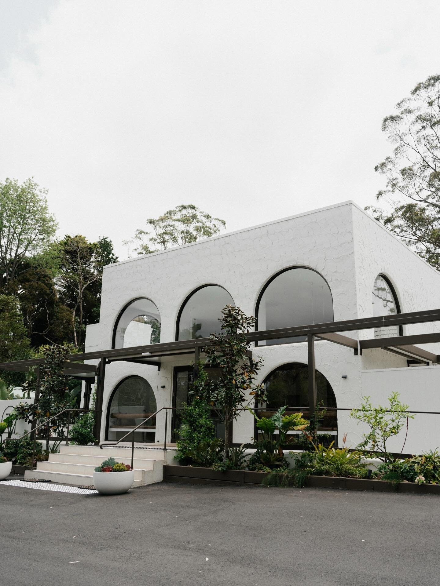 A place to gather before the celebration begins. 🤍

#itwasallatamborinedream #checkintocheckout #thetamborine #boutiquehotel #scenicrimbride  @saltmedia.au @mrselbeer @wynmereestate