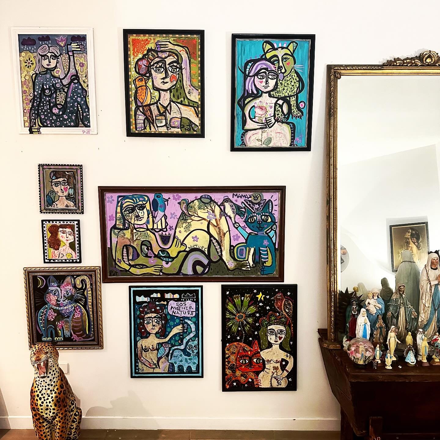 Finally got around to hanging my art in my bedroom and noticed my girls always look in the same direction - I wonder why that is? Anyways back to the studio #mywall #gallerywall #artforyourhome #artforsale #daniellepiat #australianabstract #outsidera