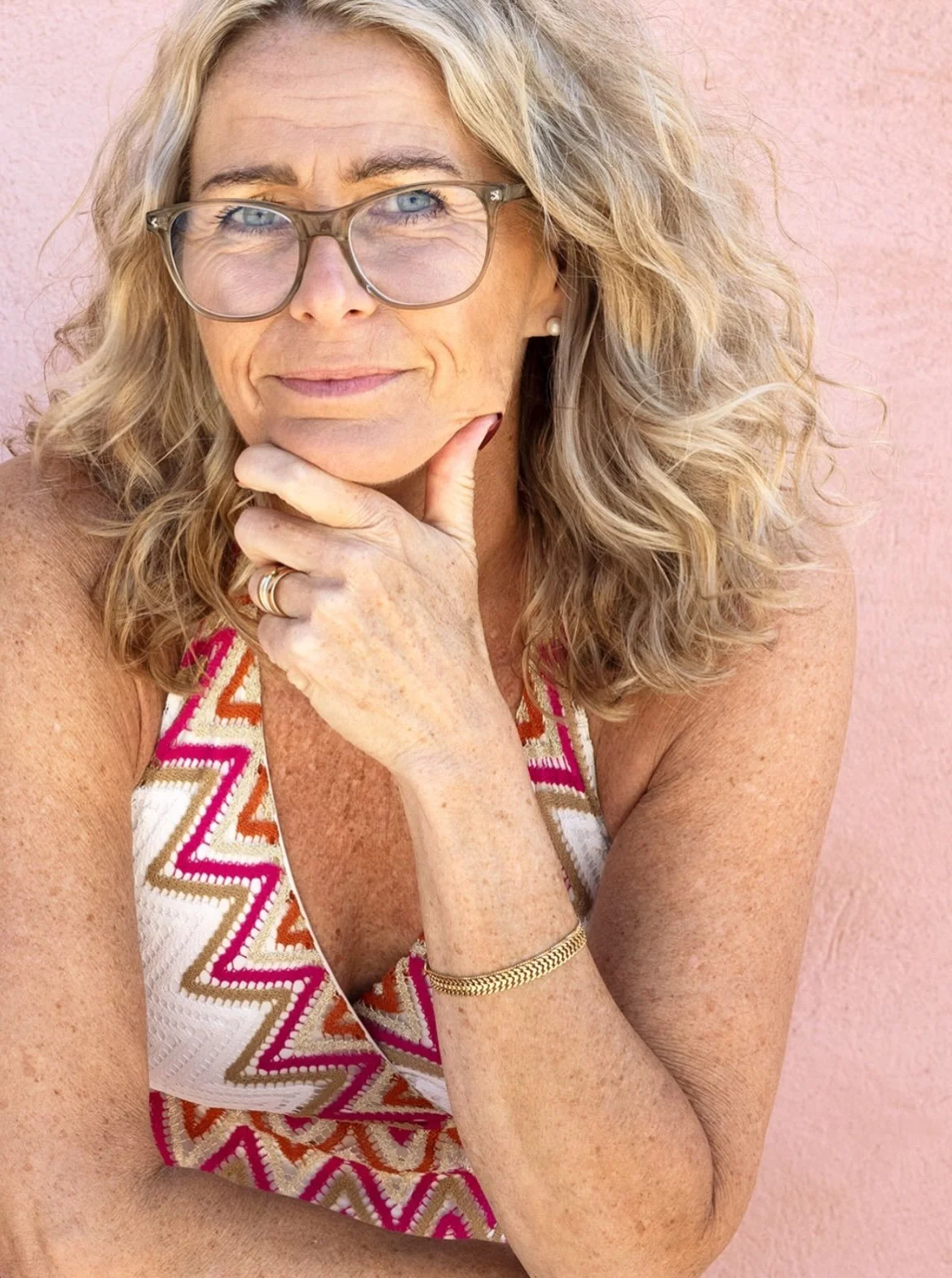 Jag tar dig p&aring; allvar. 🤎

Och dina texter. Att jag har gl&auml;dje som ett av mina ledord betyder inte att ingenting &auml;r p&aring; allvar. 

Gl&auml;dje &auml;r f&ouml;r mig inte motsatsen till allvar. Det &auml;r en del i att b&auml;ra all