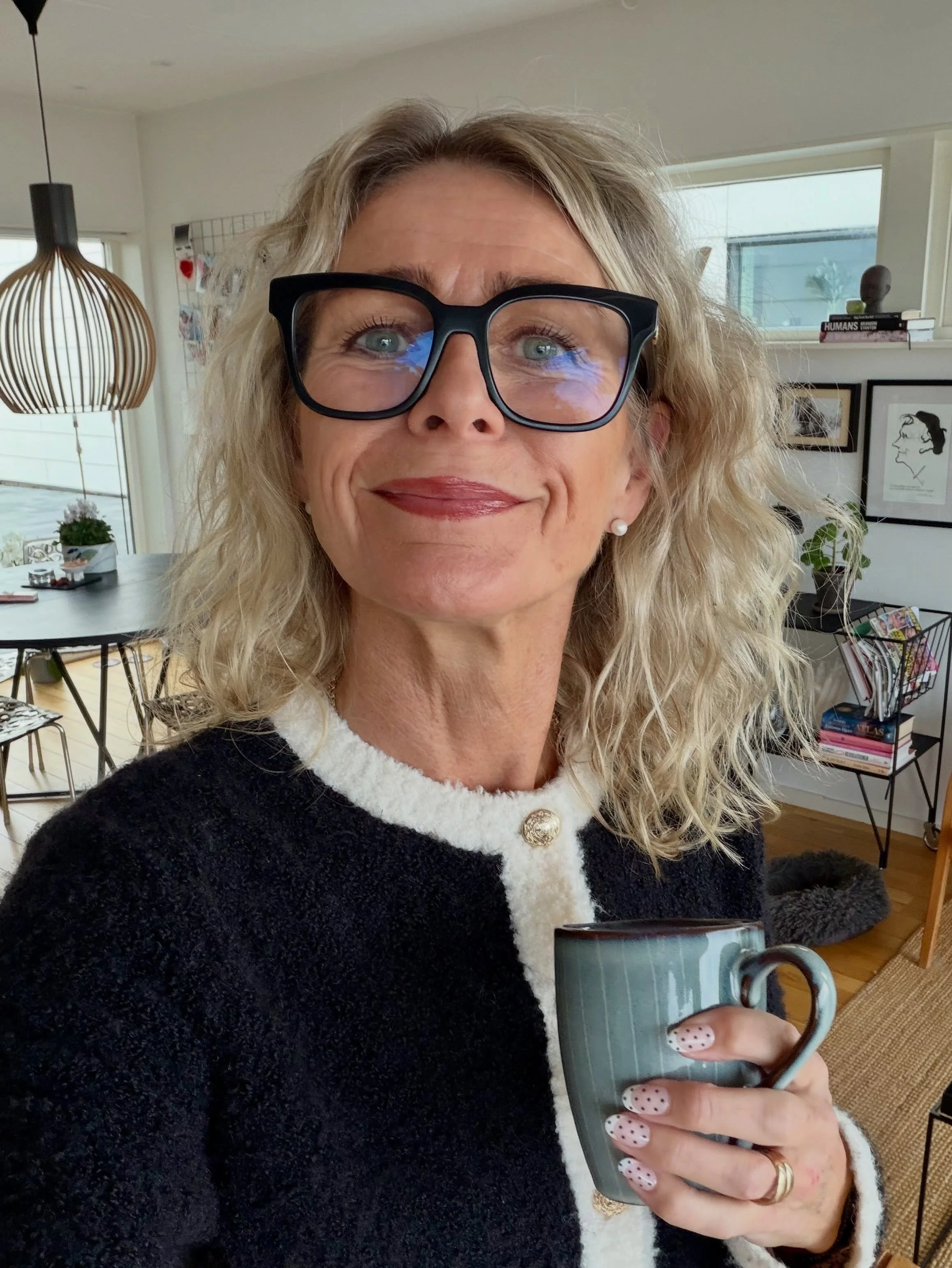 Alla borde ha en Kajsa.🤎

Kajsa &auml;r &rdquo;min&rdquo; f&ouml;retagscoach. T&auml;nk att ha en egen. Nyp mig i armen s&aring; fint.

Men s&aring; &auml;r hon mer &auml;n s&aring;. Kajsa &auml;r ocks&aring; en v&auml;n att b&aring;da skratta och f