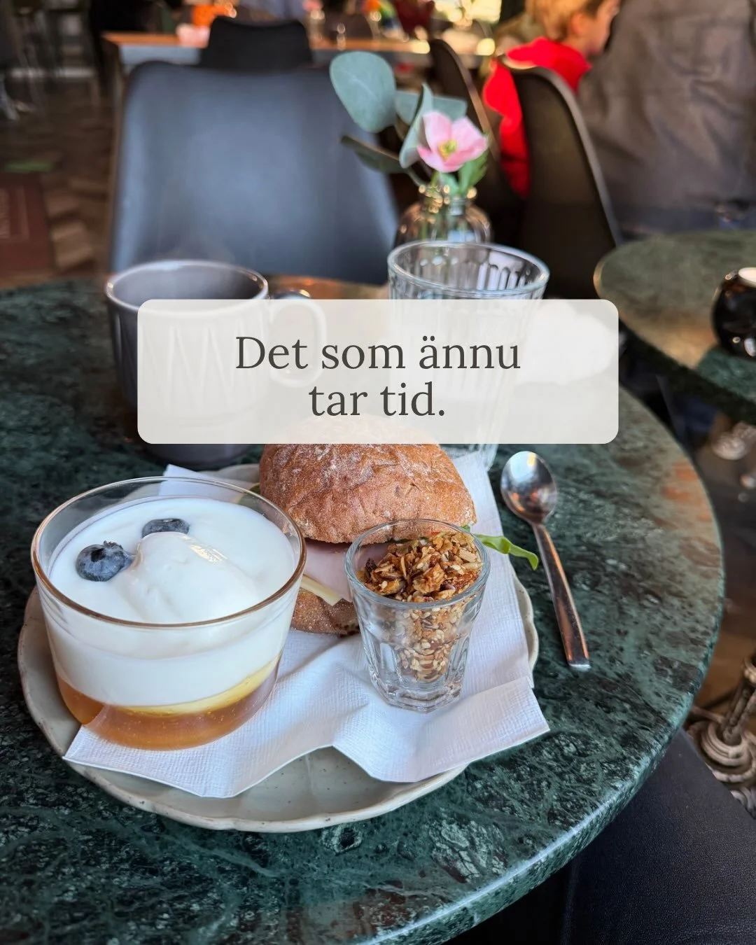 Det som &auml;nnu tar tid. 

 Allt g&aring;r fortare. &Auml;n tidigare. I br&aring;ttom-tiden.

Ett best&auml;llt paket kommer dagen efter. Svar f&ouml;rv&auml;ntas i samma stund fr&aring;gan st&auml;lls. Ett n&aring;gra timmar sent mejlsvar k&auml;n