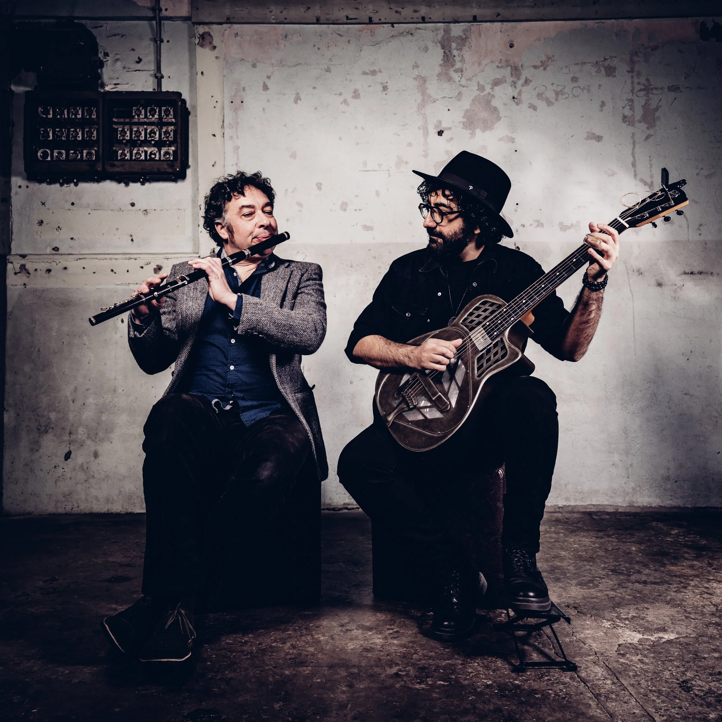 ies muller speelt houten dwarsfluit en hamid reza behzadian speelt indiase slide gitaar tijdens een concert