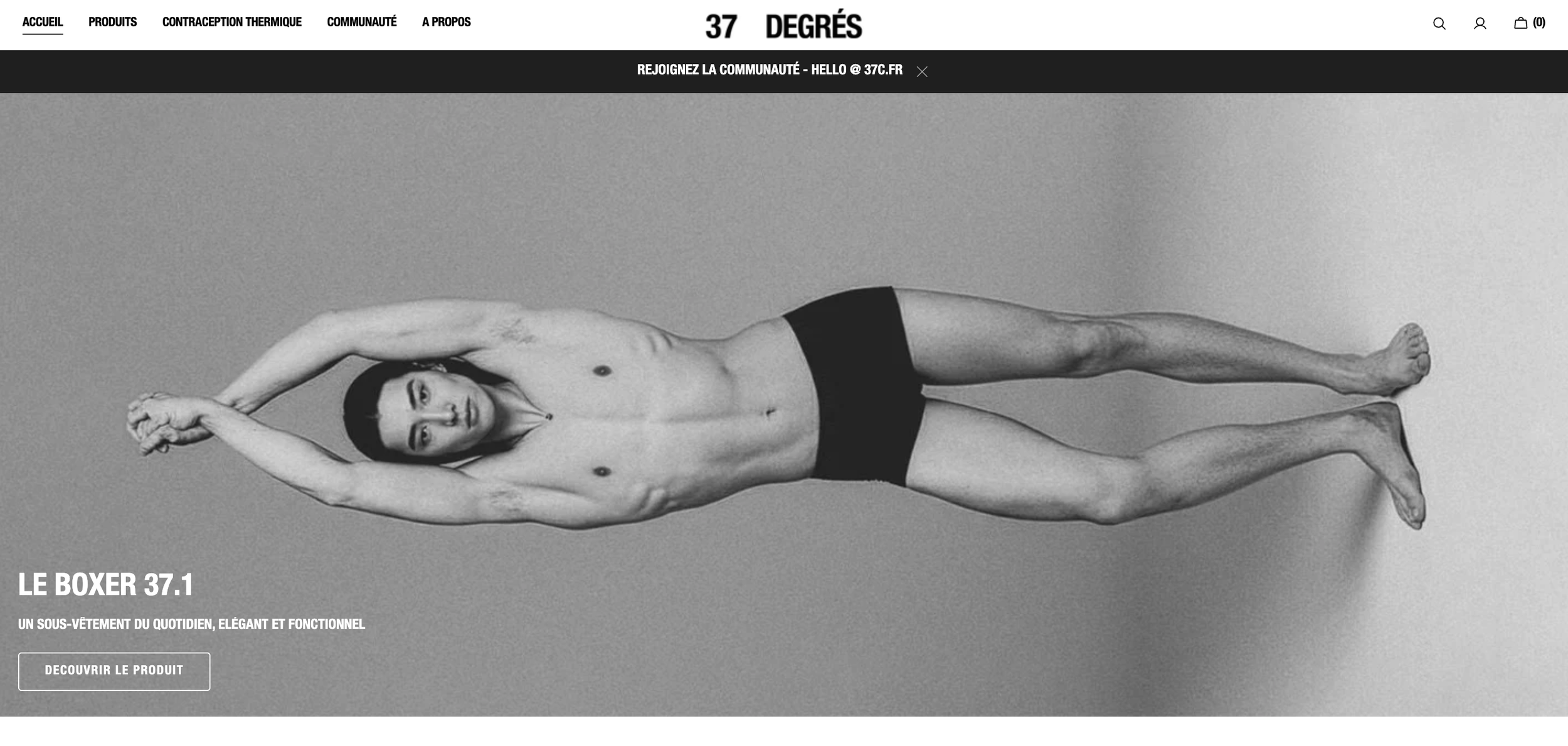 Homme nu portant un boxer noir, allongé sur le côté, les bras levés au-dessus de la tête, sur un fond gris. Vue en orientation horizontale.