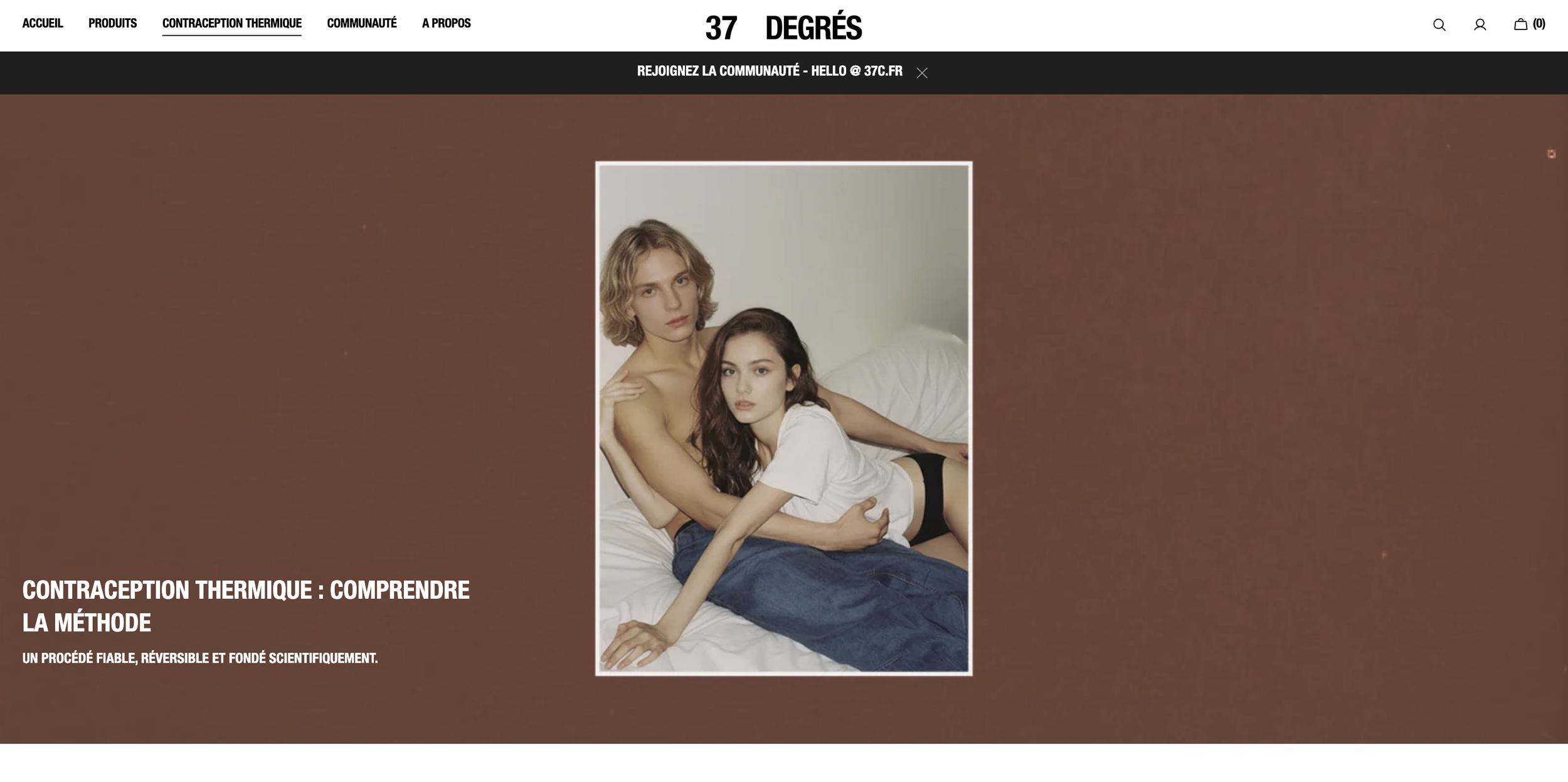 Page web sur la contraception thermique, avec une photo de deux jeunes femmes, l'une en chemise blanche et l'autre en sous-vêtements, assises sur un lit, dans une pose rapprochée, dans un décor simple.