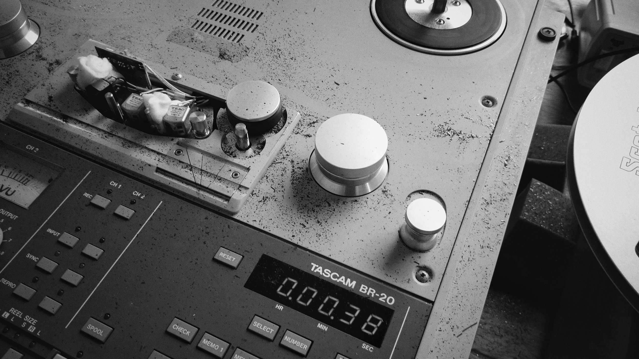 Aftermath of a poor conditioned tape digitization on the Tascam BR-20. A lot of back coat shedding.