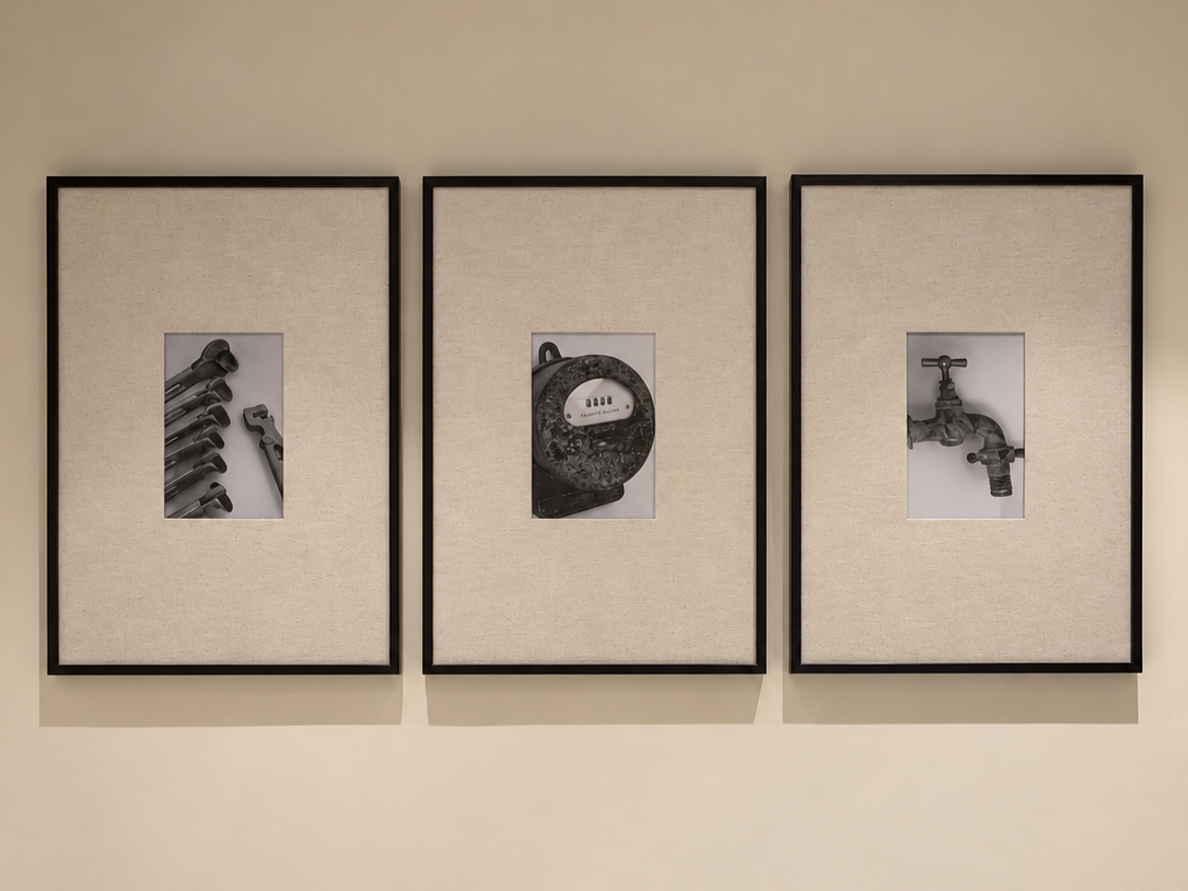 Detall decoratiu amb làmines inspirades en elements del gremi d’instal·ladors