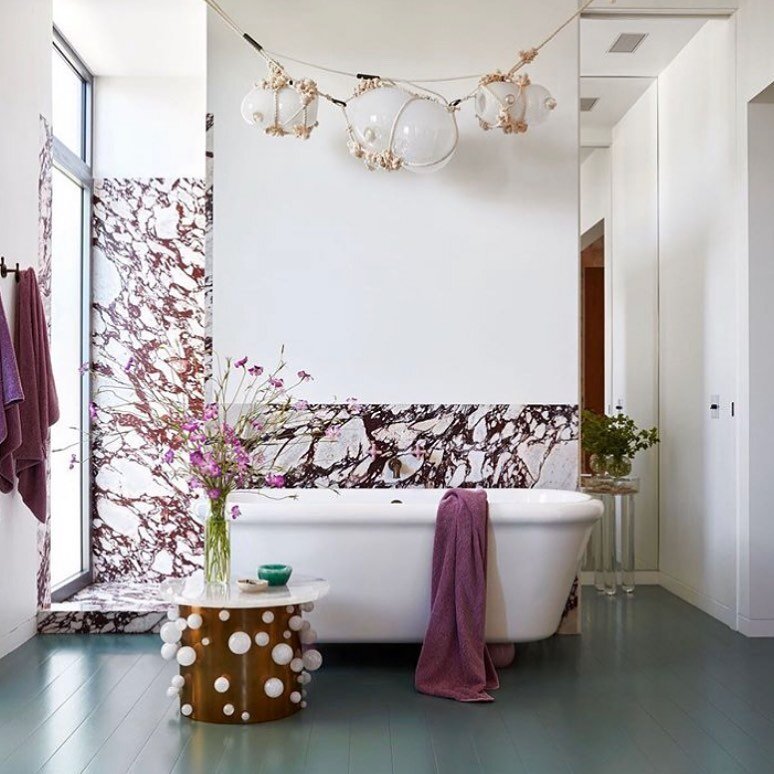 Oooh this bathroom is defs my jam!! Pink Arabescato stone balanced perfectly &amp; the styling is super fun 🖤🤘 

Great work by LA team @etcforshort 
📸 @lauraresenphotography 
.
.
.
#bathroomenvy #interiordesign #arabescato #bathtubgoals #archdaily