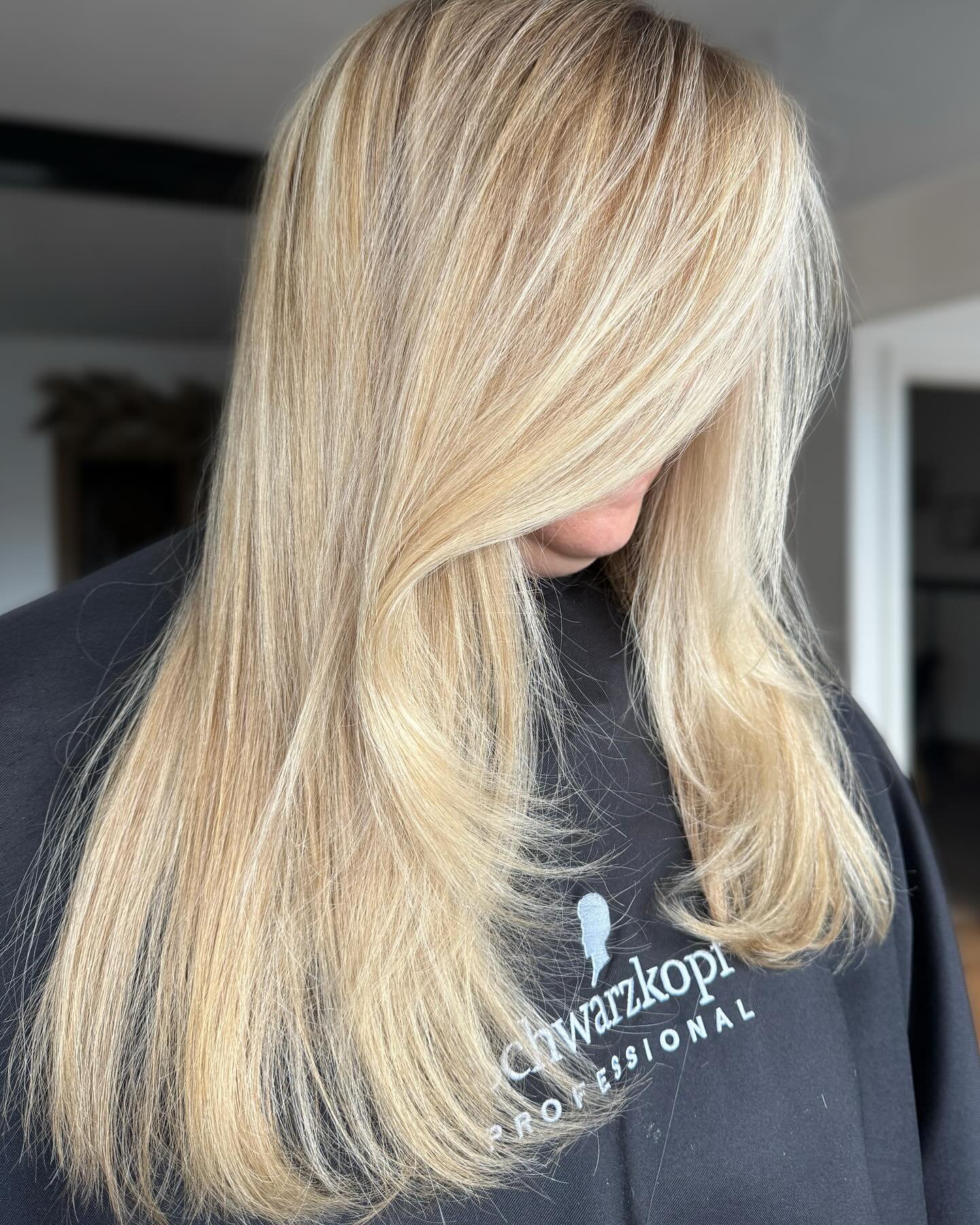 Let me give you expensive looking hair ☁️✨🫶🏼

Swipe to see the before ➡️

🥥 Lowlights @schwarzkopfprouk Igora Vibrance
🌞 Lightened @schwarzkopfprouk BlondMe
🪄 Gloss @schwarzkopfprouk Igora Vibrance 

#hair #hairgoals #hairinspo #hairtransformati
