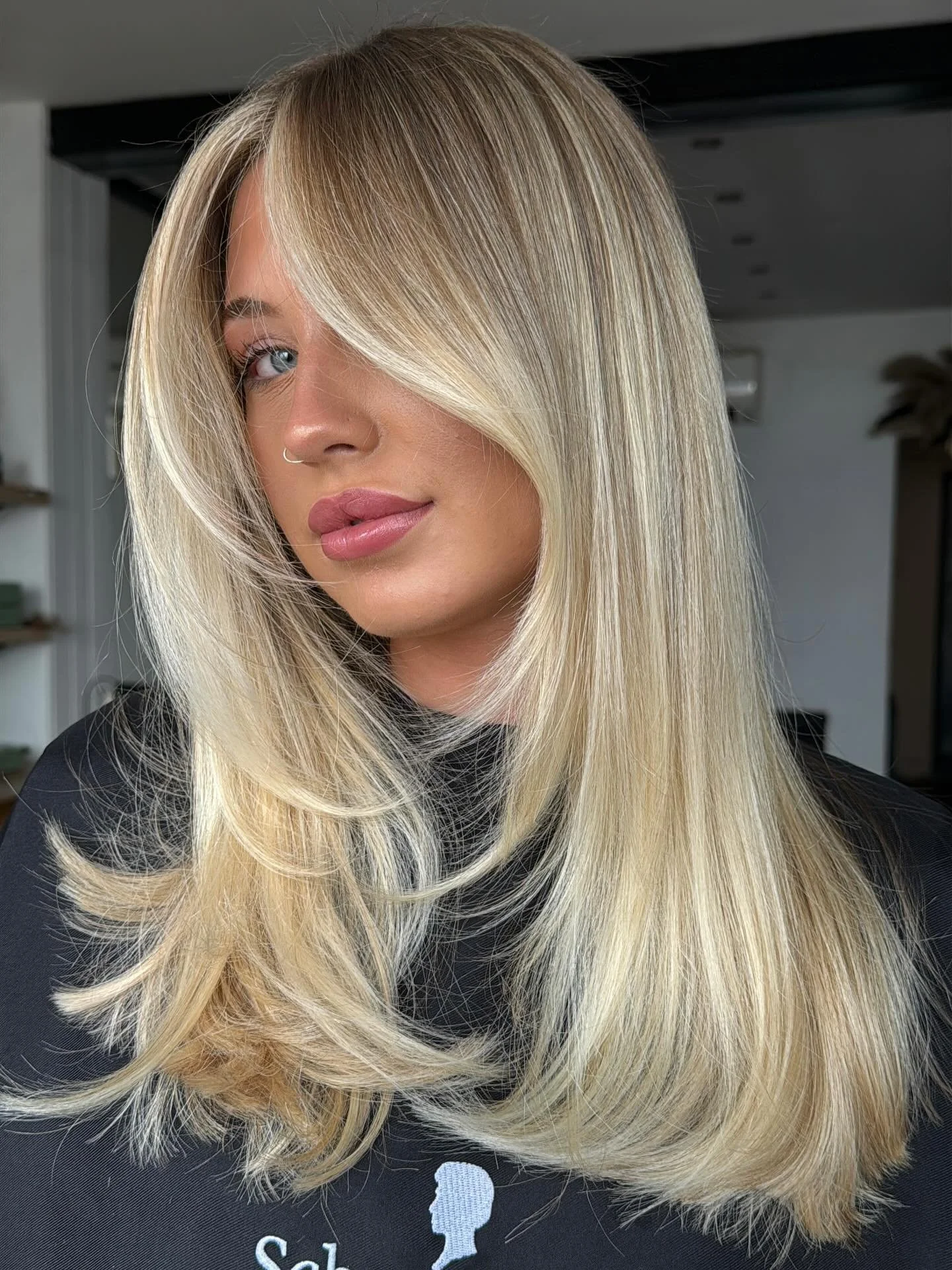 I don&rsquo;t think I&rsquo;ll ever stop posting this colour. Truly obsessed 🪄

The depth behind the face frame 👌🏻

Formula 👇🏼
@schwarzkopfprouk BlondMe Lightener + 2%
@schwarzkopfprouk Igora Vibrance 7-0 (Root)
@schwarzkopfprouk Igora Vibrance 