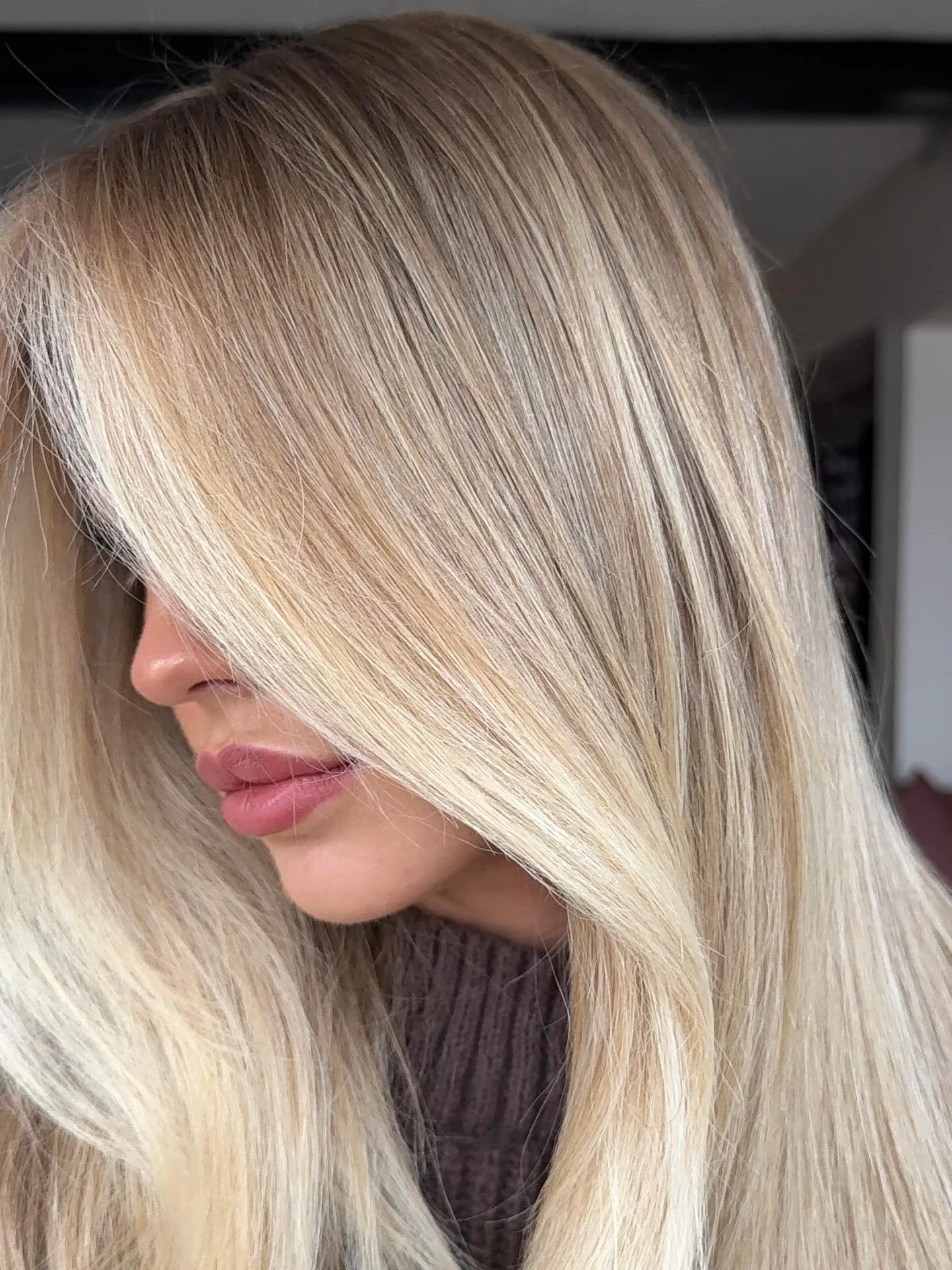 Seamless blends always 😮&zwj;💨

The bright, but soft face frame is my vibe 💘

Gloss @schwarzkopfprouk 10-5 🌞

#hair #hairdresser #livedinhaircolour #bedfordhairdressers