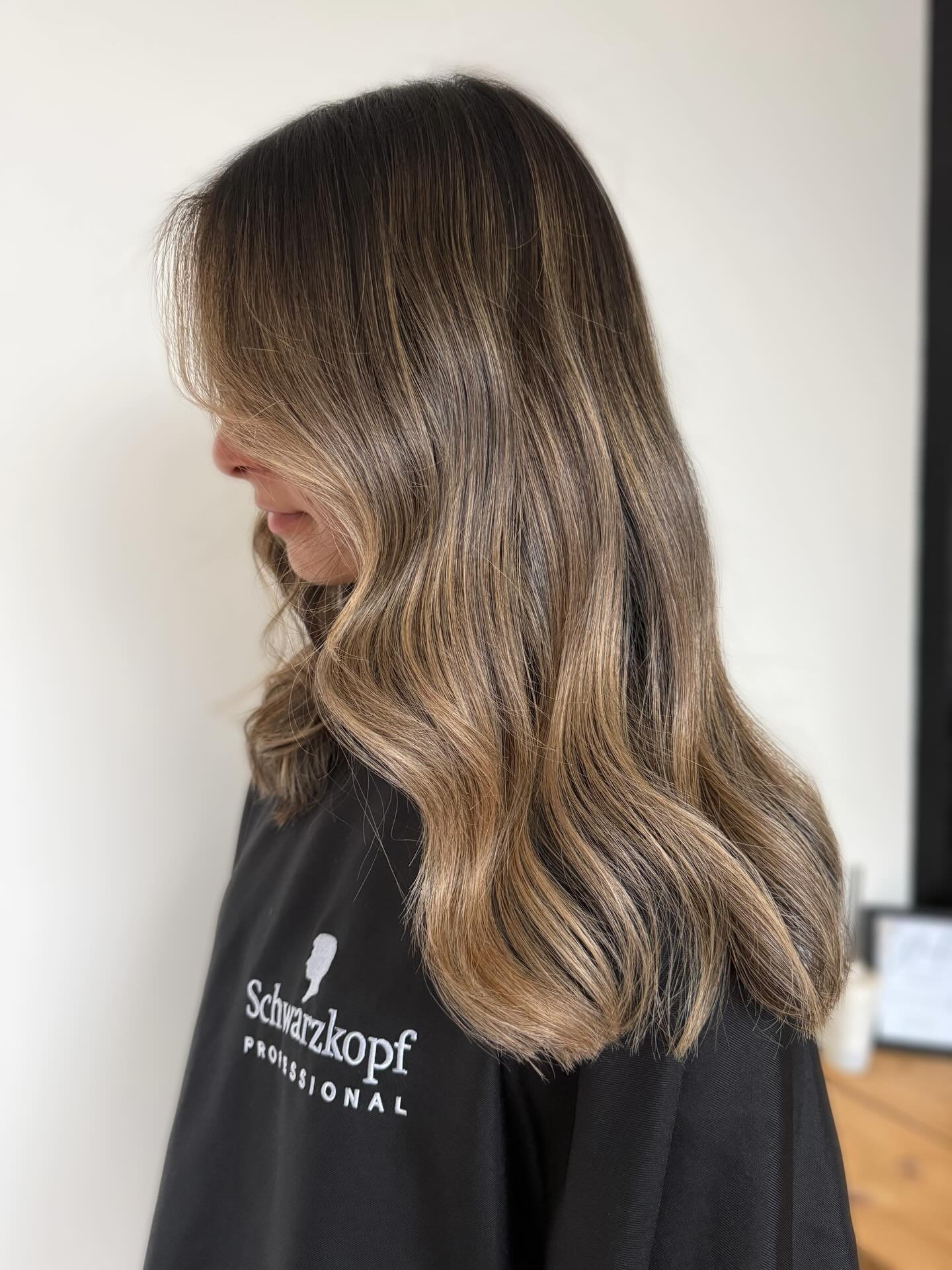 Yes, I also colour quite a lot of brunettes 🐻🍂🤎

My most asked question is &ldquo;do you only do blondes&rdquo; the answer is no! I do alllllll lived-in hair. I specialise in lived-in, low maintenance hair colour ✨ 

Low maintenance hair colour wi