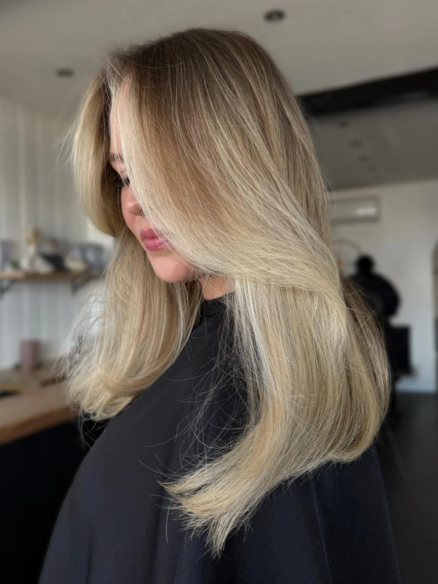 Dimension is what will make a blonde look expensive 💰

A bright blonde without some depth can look a little flat. That&rsquo;s why keeping some dimension in there is really important even if the overall goal is to feel lighter 🙂&zwj;↕️

 #hair #hai