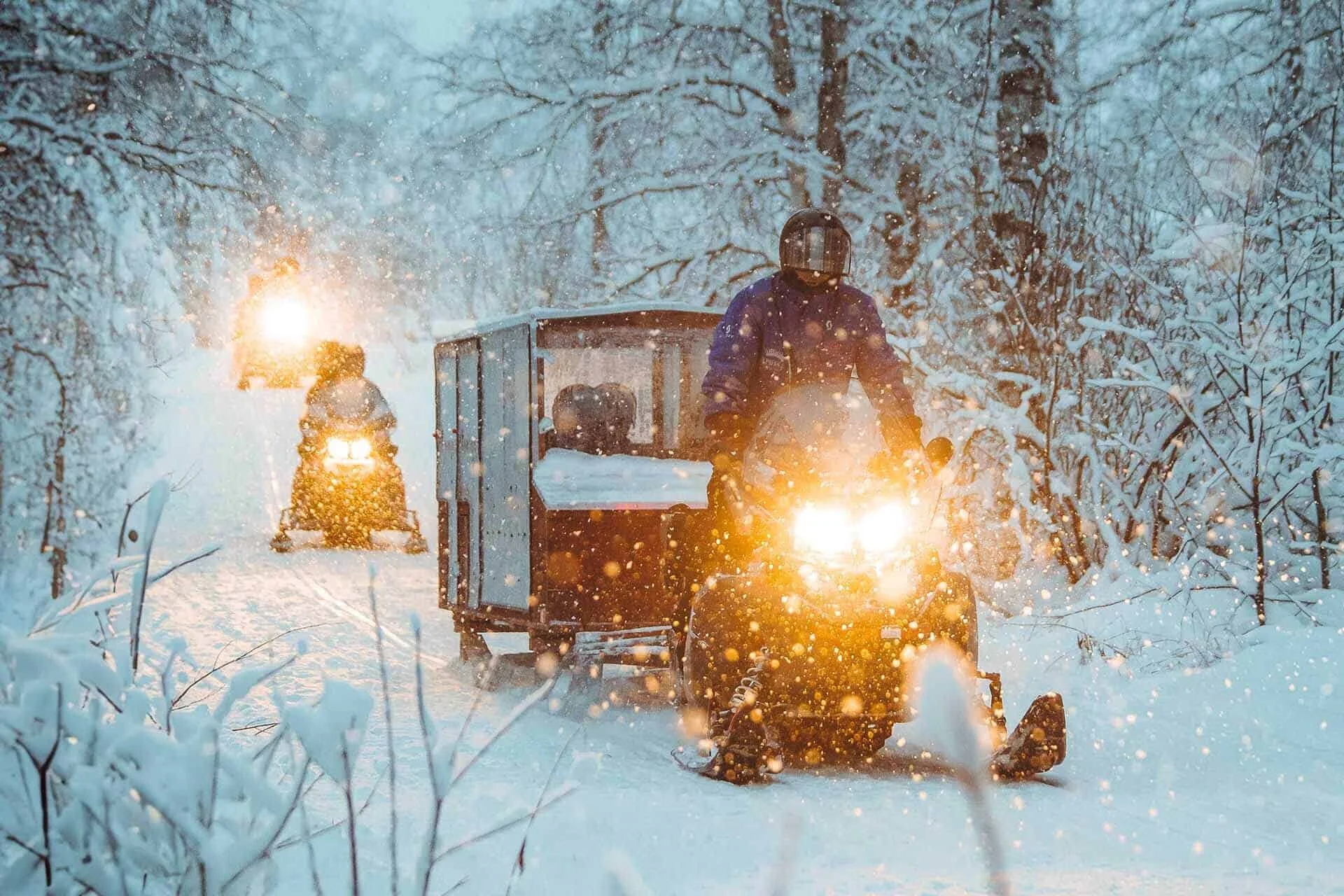 family-snowmobiling-sadari-apkka-rovaniemi-lapland-finland.jpg