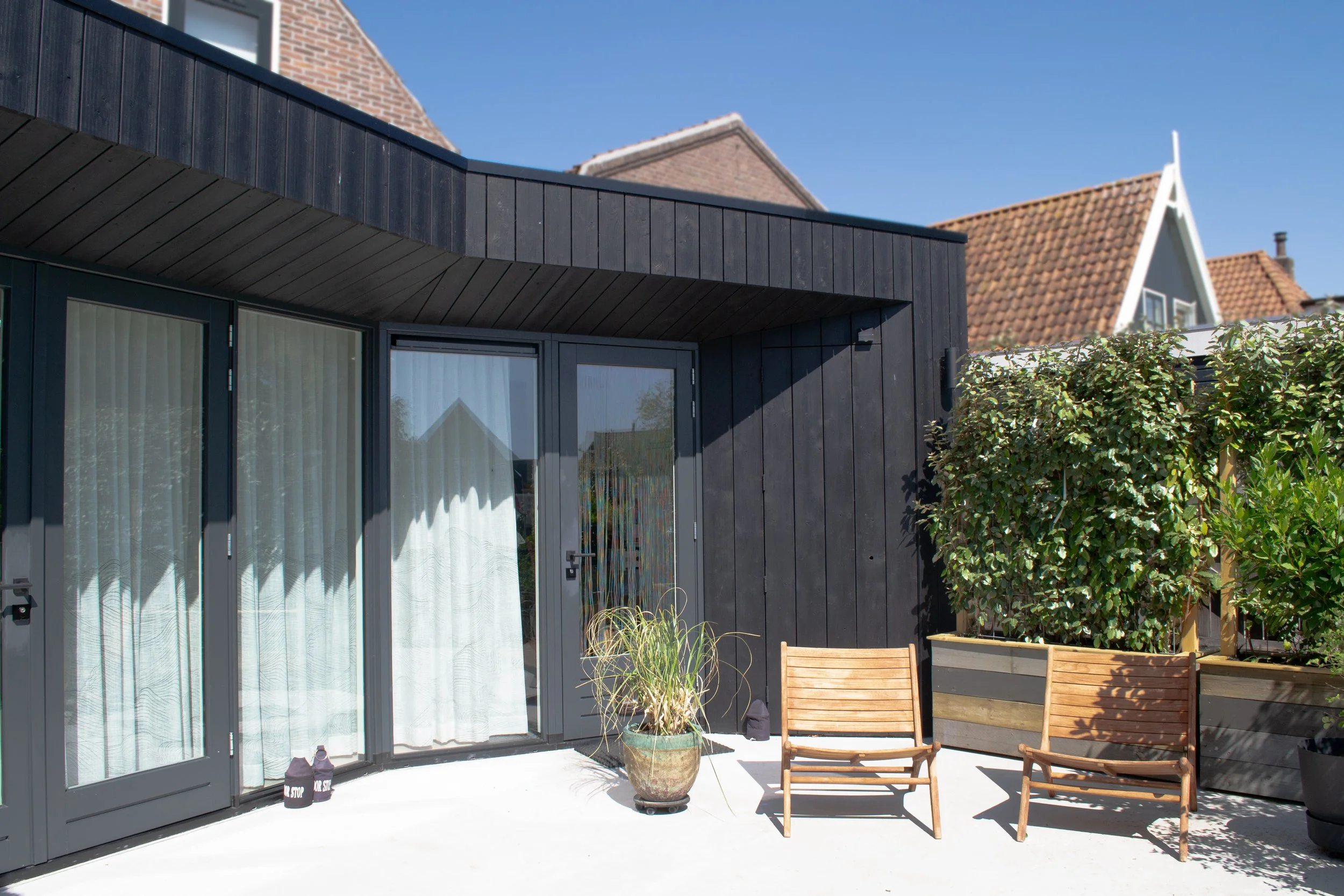 Verbouw-huis-IJlst-uitbouw-zwart-hout.jpg