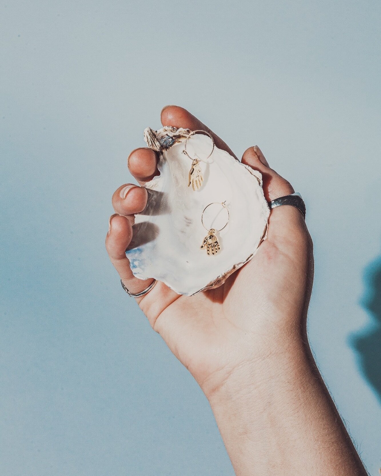 Can we all just appreciate how gorgeous these tiny hands are!? 

The Stella Hoops ✋🏼

Gold Filled Hands on 18k Gold Plated Hoops

Available to buy online 👁️
