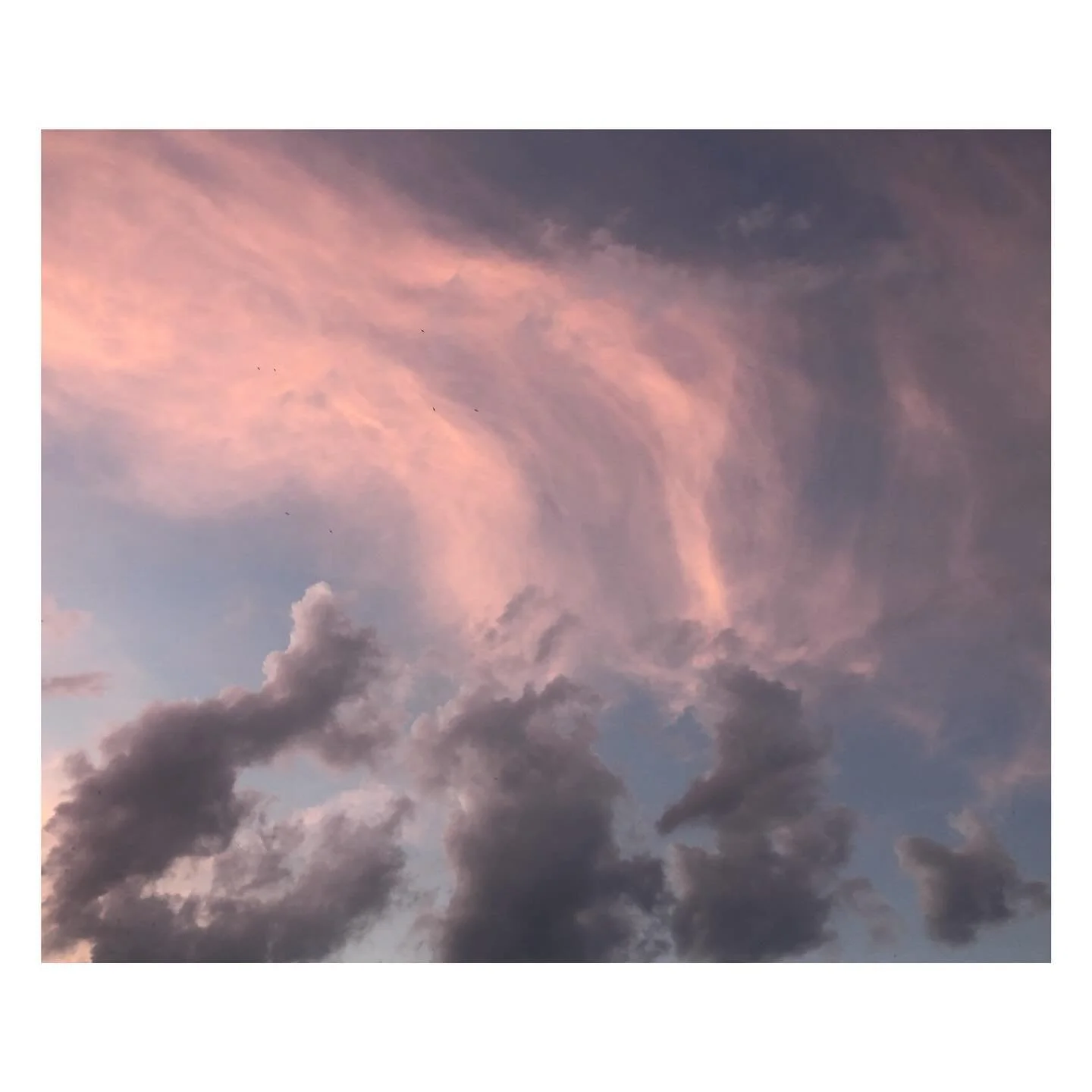 Berlin // 13.7.22 // [molecules of hope]

- - -

#berlin #clouds #photography