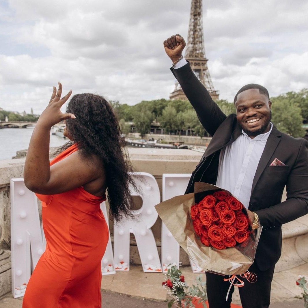 She said ✨ yes ✨

Photo : @nathan.moyo 
Make up : @francas.makeuphairnails 

#weddingplanner #mariage2024 #mariage2025 #enosi #organisationmariage #bridetobe #eventplanner #proposal #demande #shesaidyes #marryme #birhakeim 

weddingplanner | mariage2