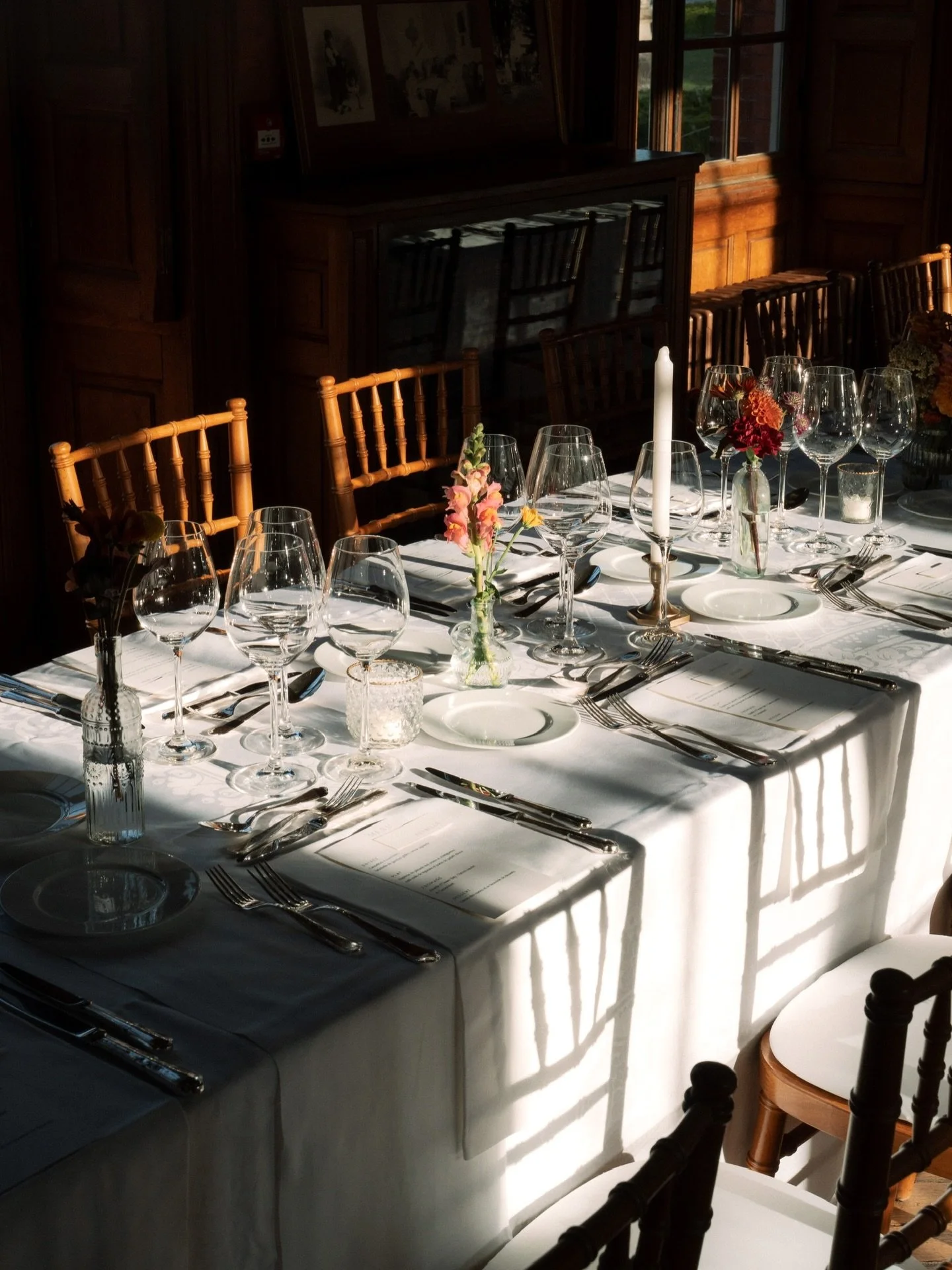 🤍 6 septembre 2025
 A&amp;A ont accueilli leurs invit&eacute;s dans un cadre royal dans l&rsquo;une des salles du Ch&acirc;teau de Breteuil 🏰

Pour profiter de tous, la table a &eacute;t&eacute; dress&eacute;e en U orn&eacute;e d&rsquo;un magnifiqu