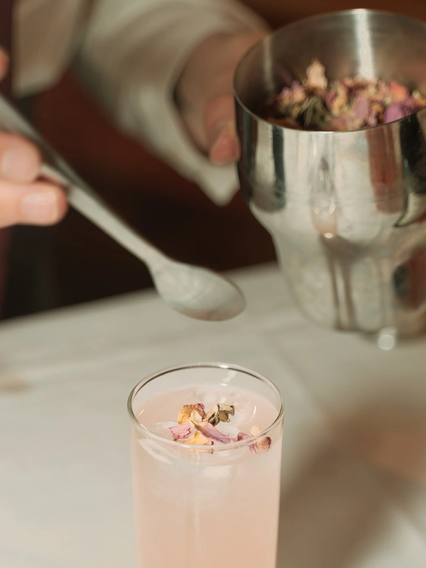 🤍 6 septembre 2025
 Quoi de mieux que de servir des cocktails personnalis&eacute;s &agrave; vos go&ucirc;ts pour r&eacute;galer vos invit&eacute;s jusqu&rsquo;au bout de la nuit ? 🥃
Avec Garance et Illan derri&egrave;re le bar, vous &ecirc;tes assu