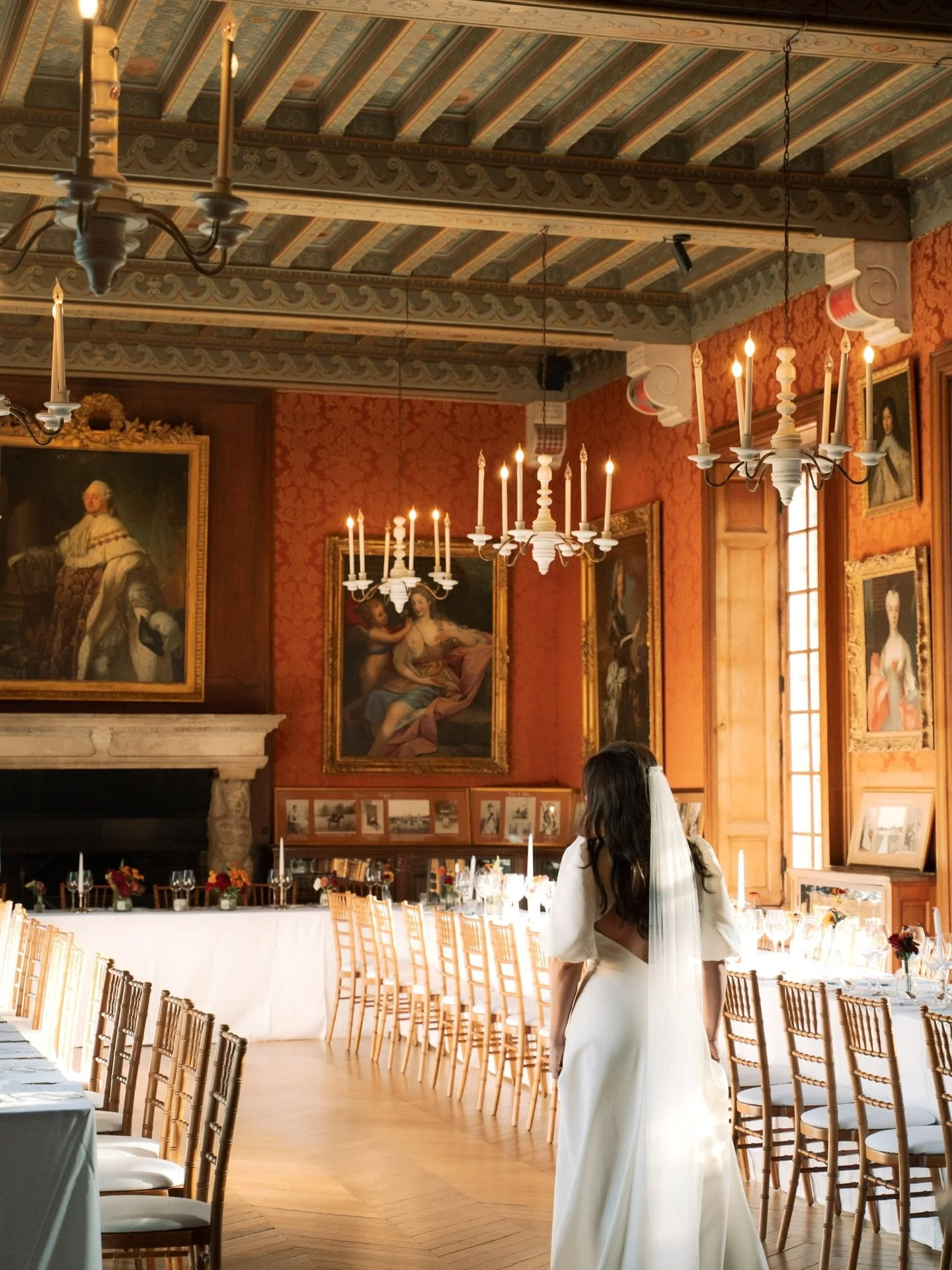 🤍 6 septembre 2025
 Chers futurs mari&eacute;s, pendant le vin d&rsquo;honneur, prenez un instant pour d&eacute;couvrir votre salle de r&eacute;ception. Un moment pour vous deux, pour profiter de la d&eacute;coration et appr&eacute;cier le travail d